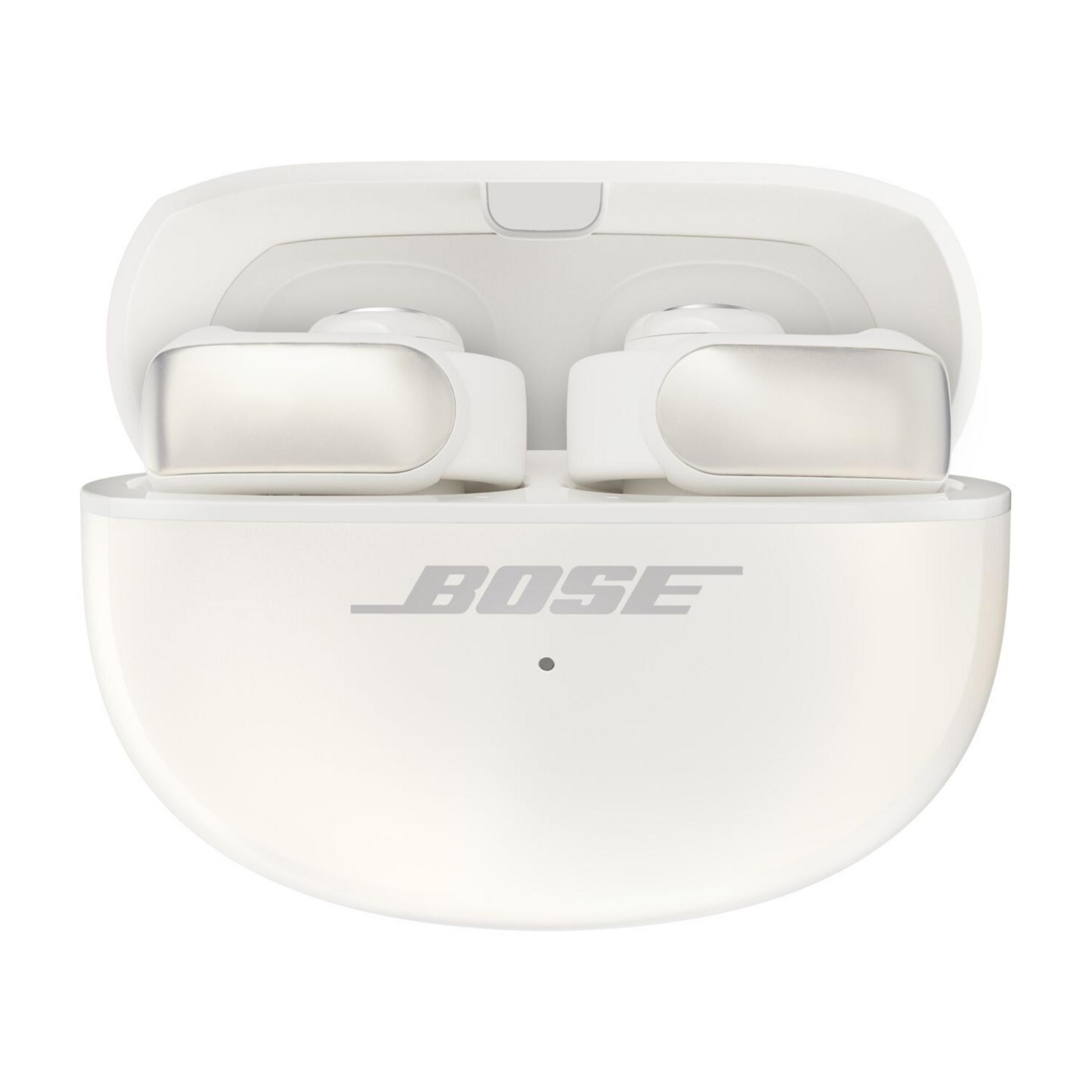 Białe słuchawki Bose w otwartym etui ładującym, słuchawki widoczne.
