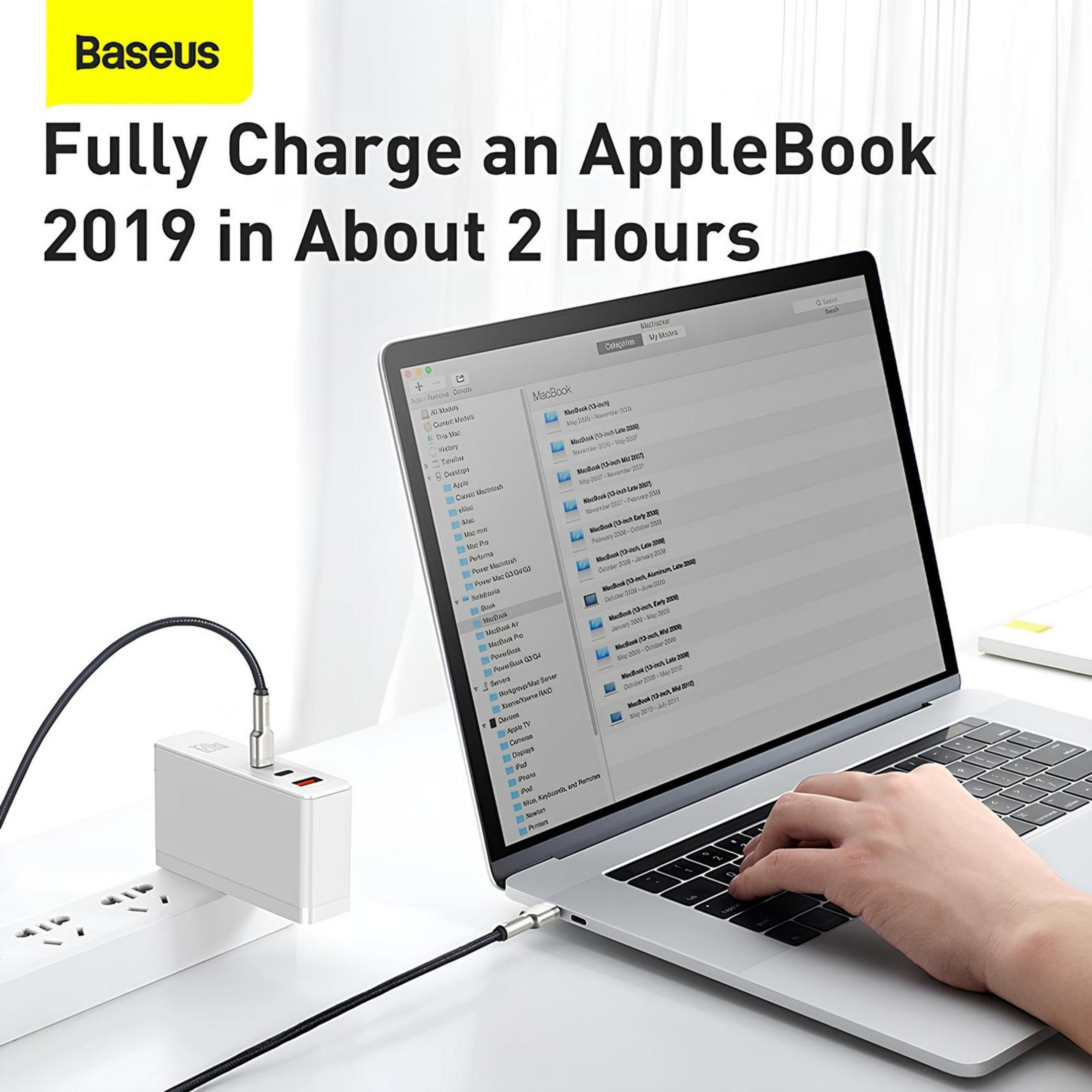 Ładowarka Baseus zasila MacBooka, kabel łączy go z listwą zasilającą.