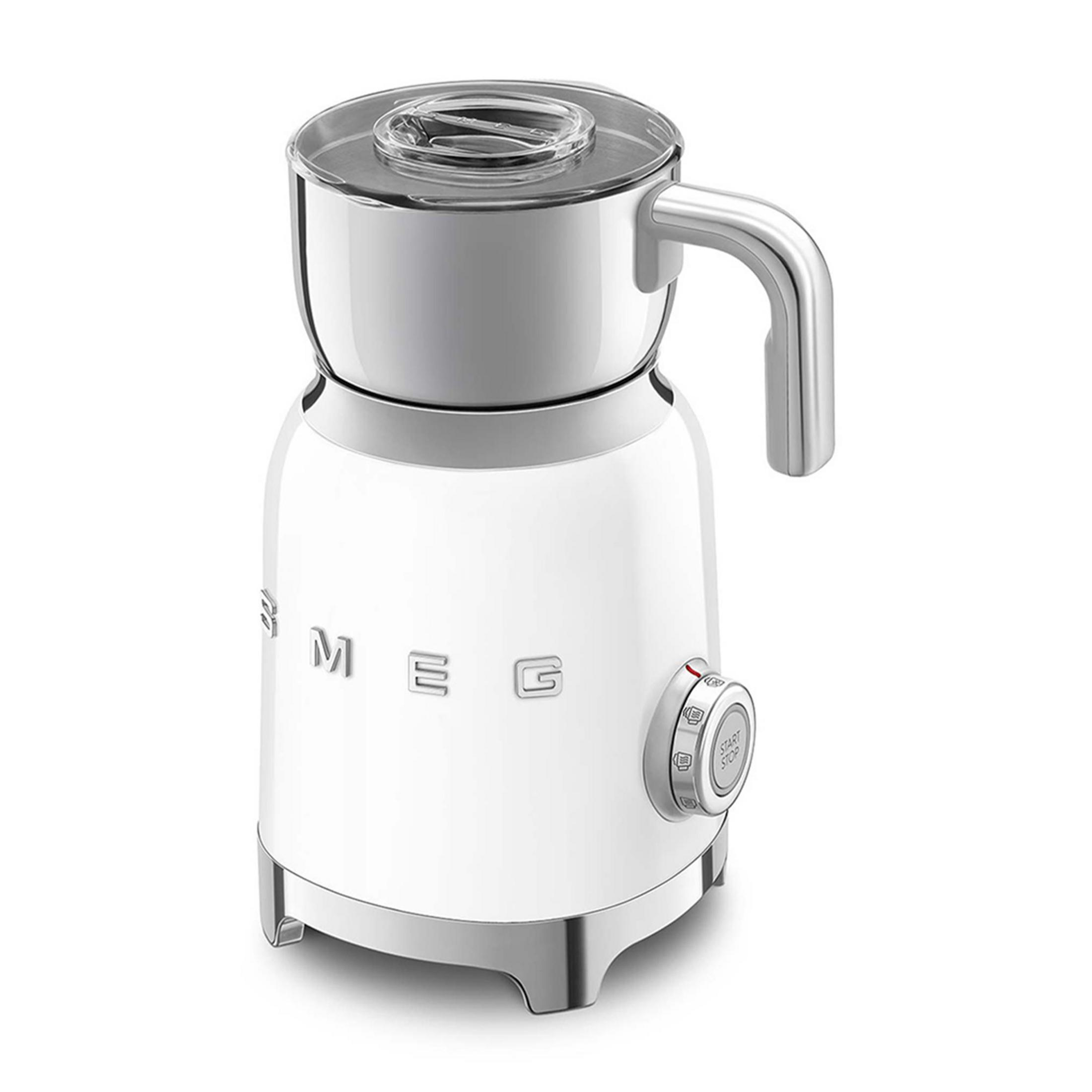 Biały spieniacz do mleka z chromowanymi akcentami i przezroczystą pokrywką.