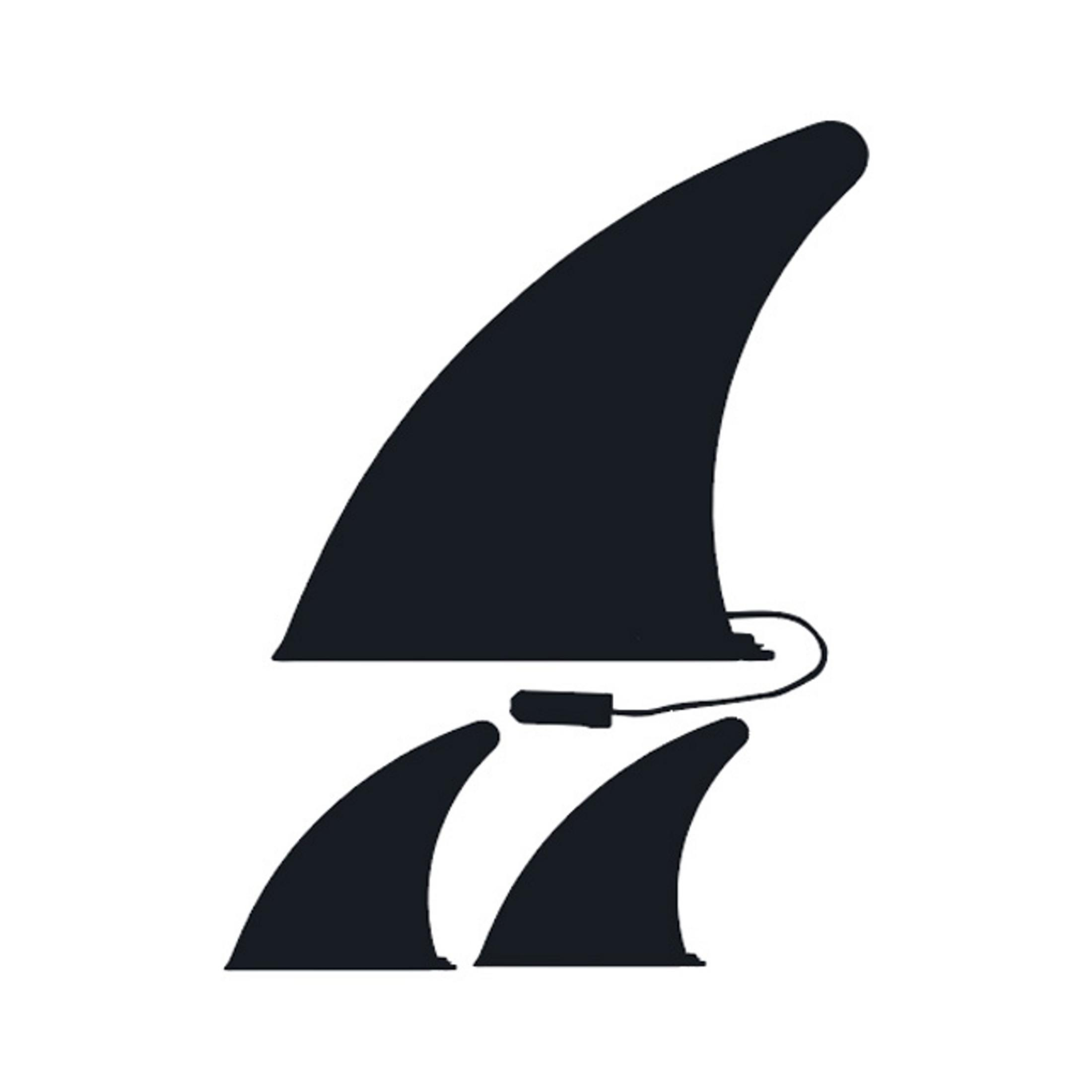 Trzy czarne płetwy do deski surfingowej, jedna duża i dwie małe, na białym tle.