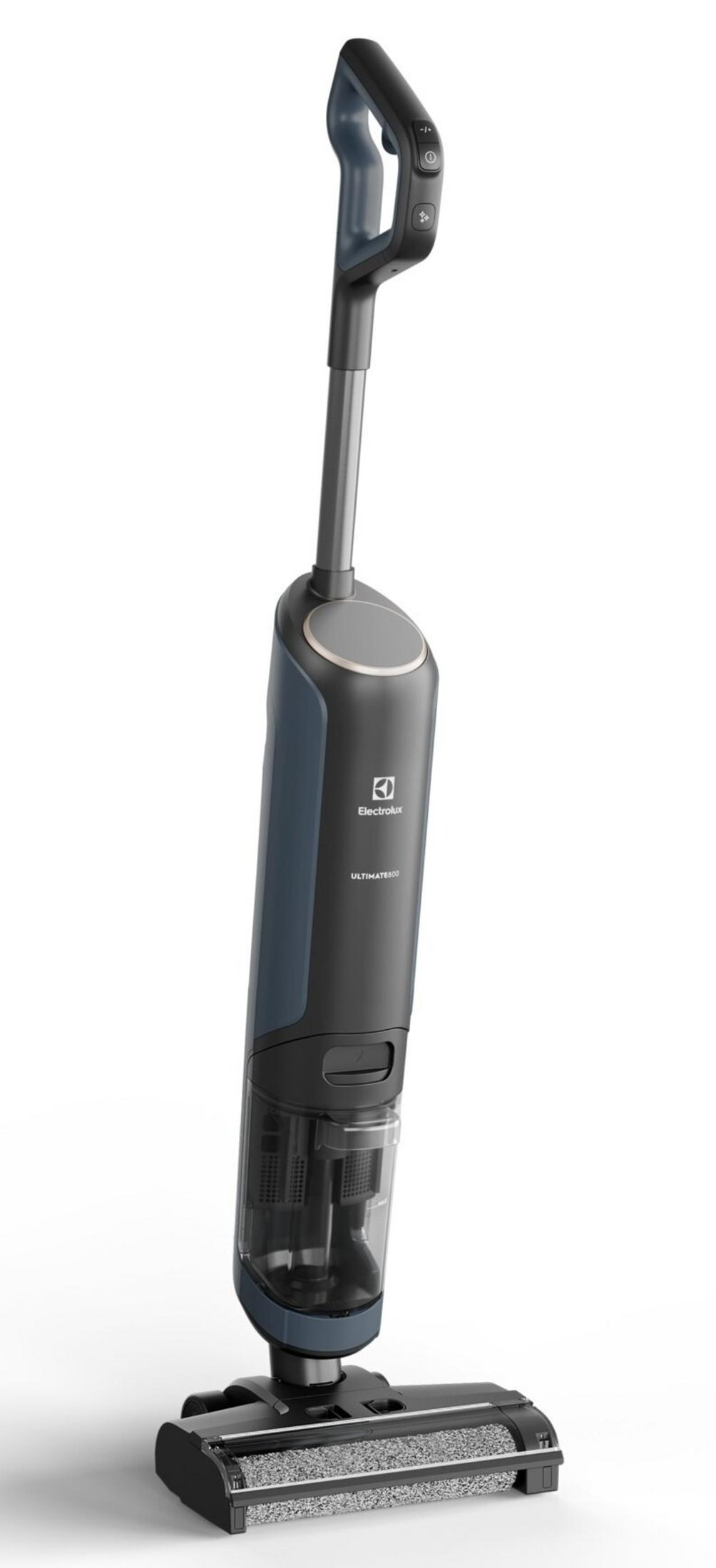 Un aspirateur noir et bleu avec manche et tête de brosse.