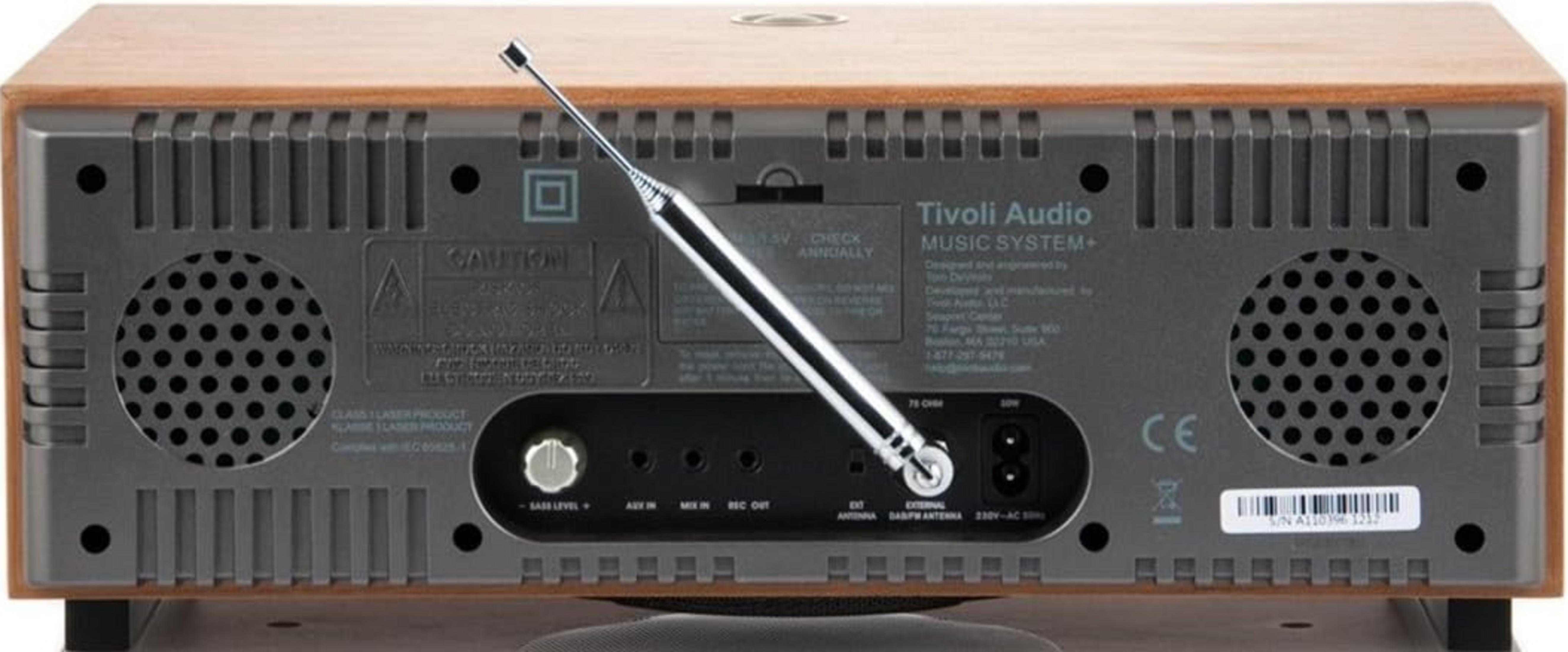 Retro di un Tivoli Audio Music System+ con antenna estensibile e porte.