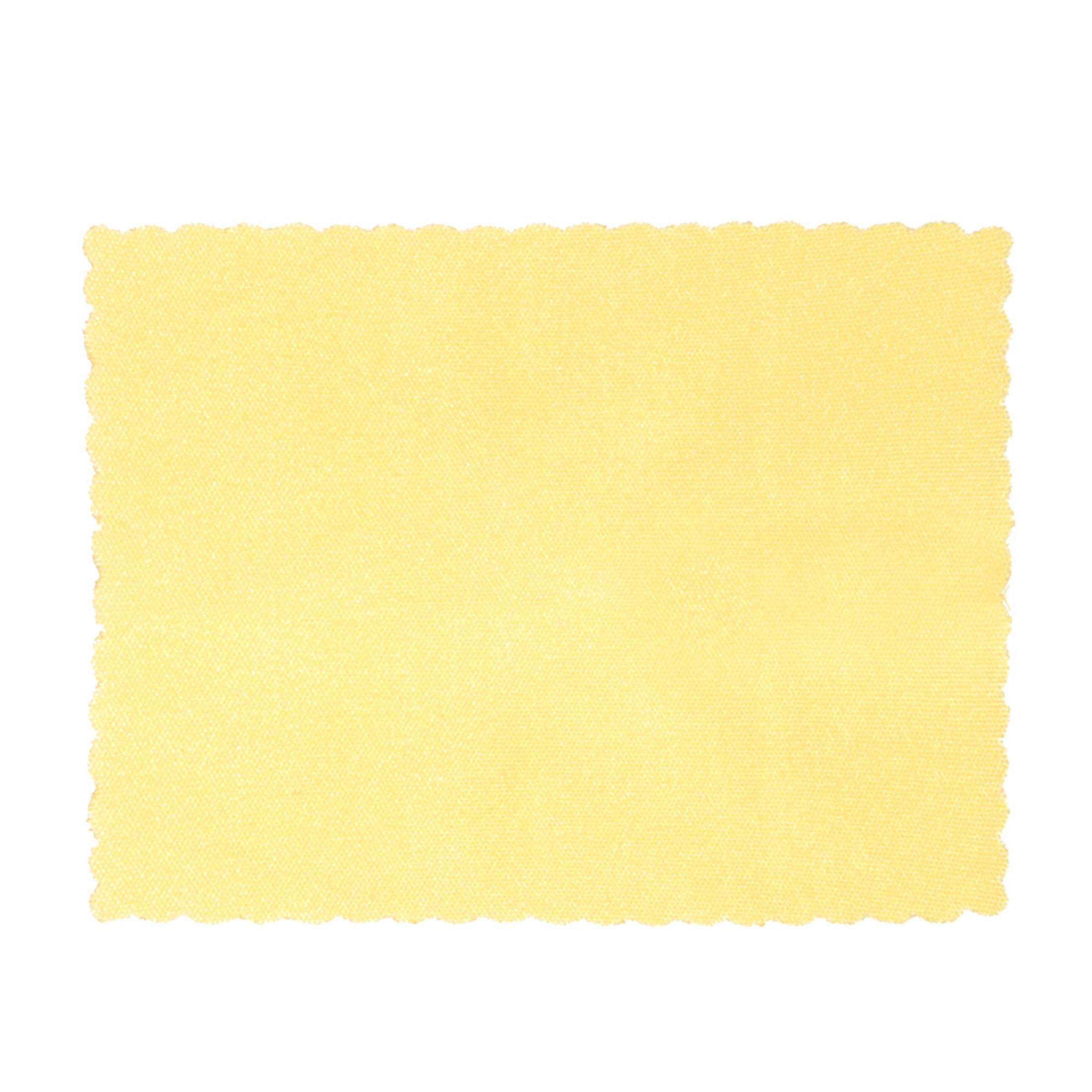 Un pezzo di stoffa giallo chiaro con bordi smerlati.
