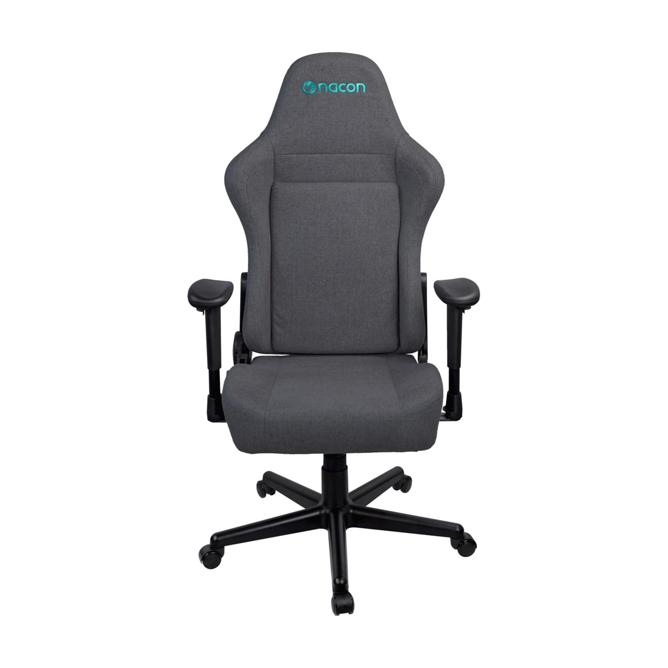 Una silla de oficina gris con logo de Nacon en el reposacabezas y reposabrazos negros.
