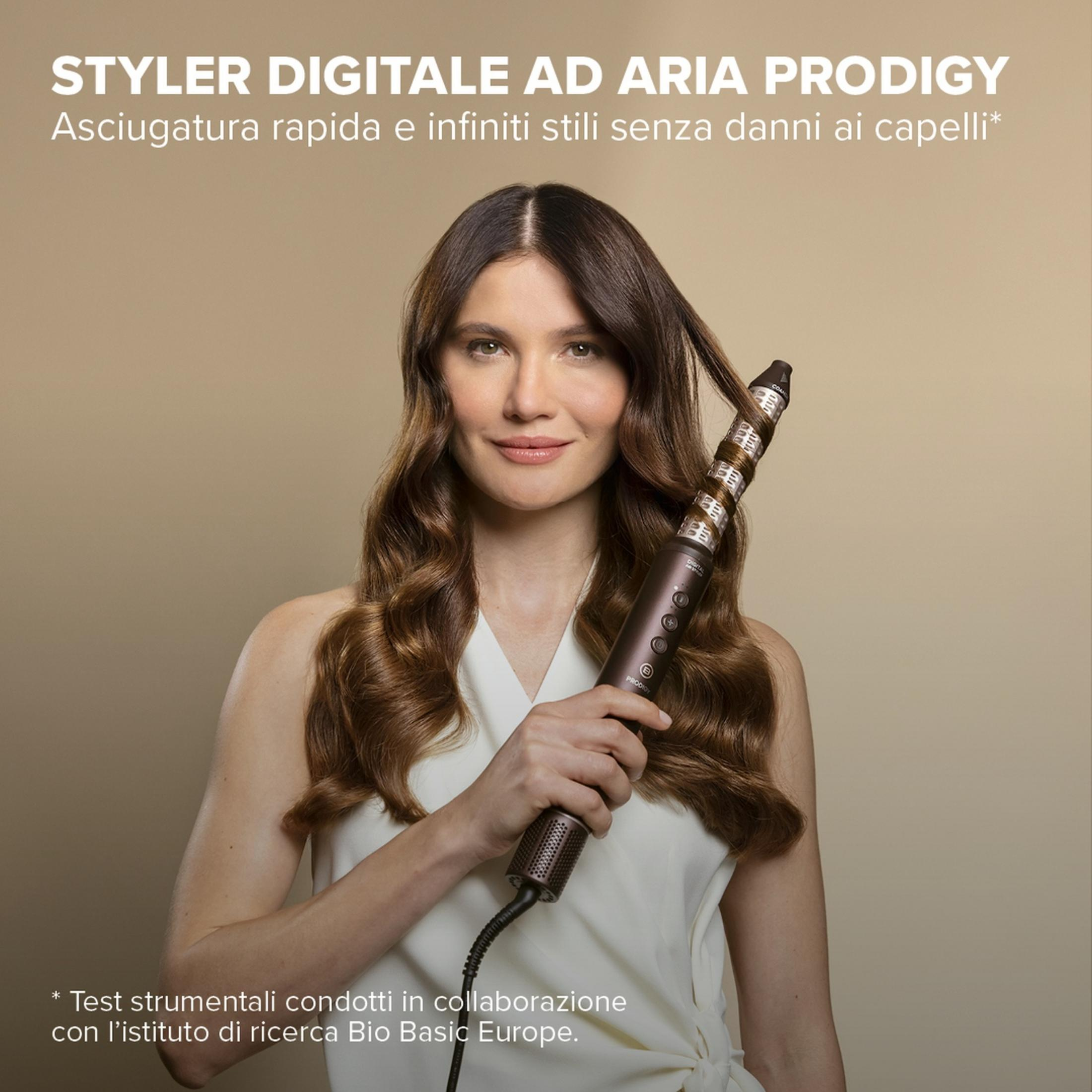 Una mujer con pelo castaño usa un styler de aire digital.