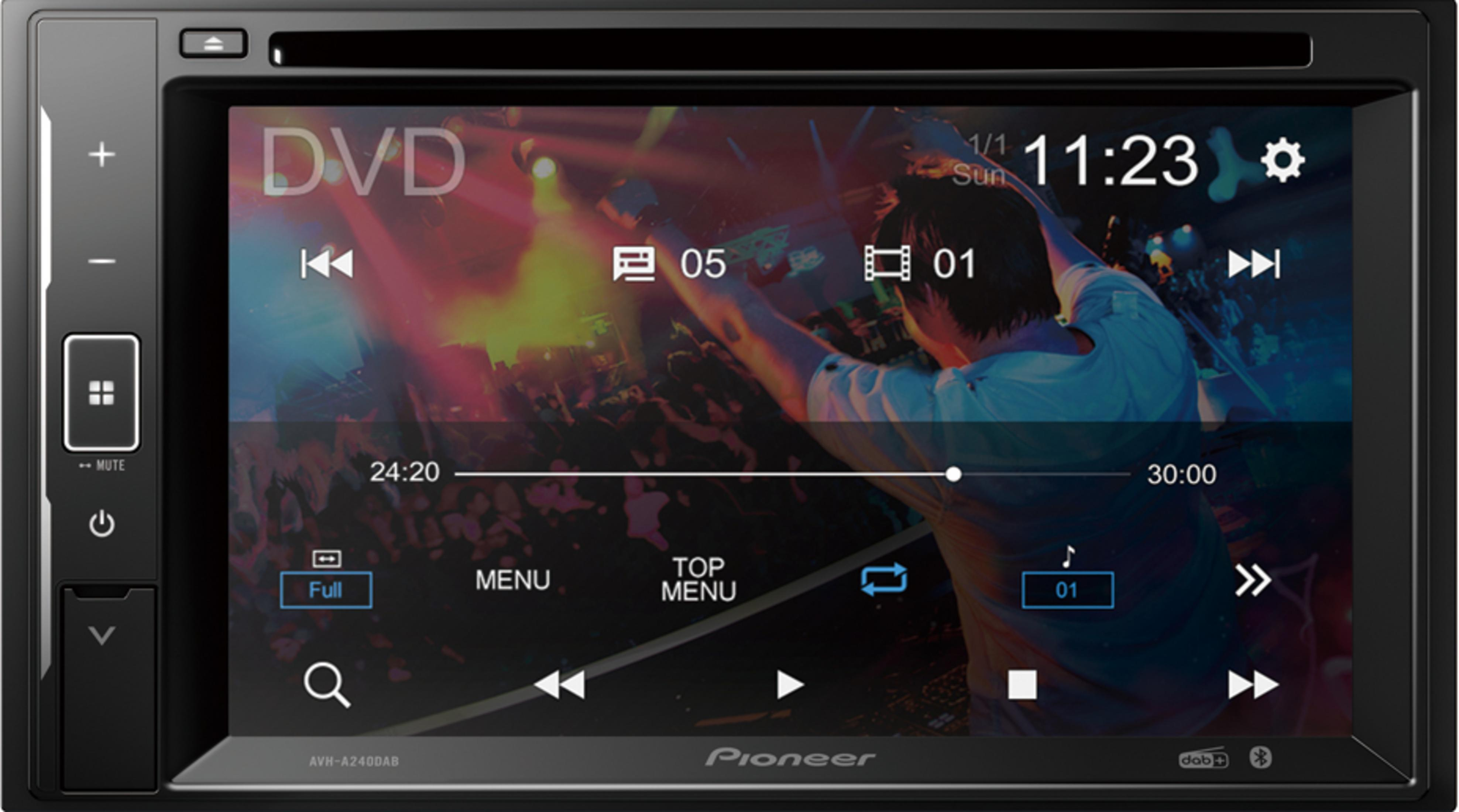 Autoradio Pioneer affiche une personne en concert avec commandes.