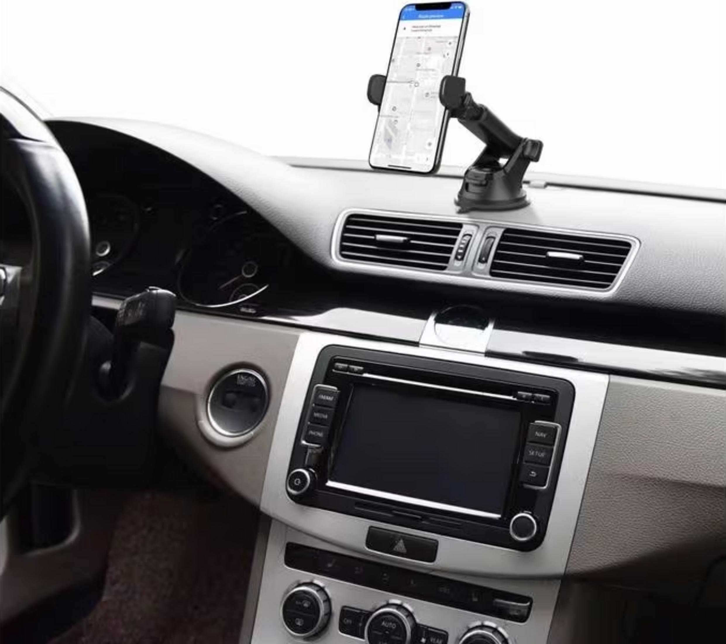 Handyhalterung mit Smartphone auf dem Armaturenbrett eines Autos.