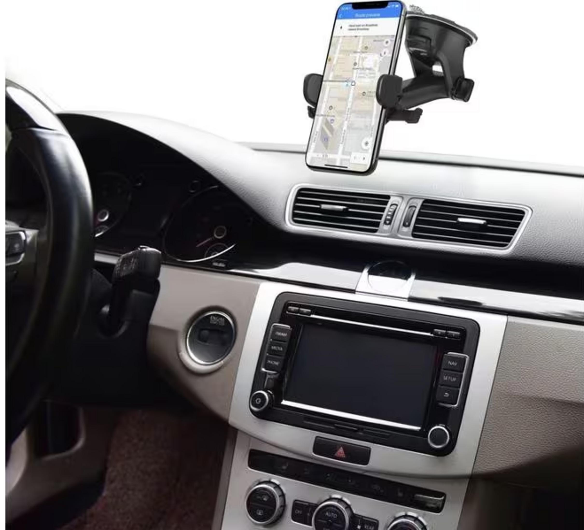 Ein Smartphone mit Navigations-App in einer Autohalterung auf dem Armaturenbrett.
