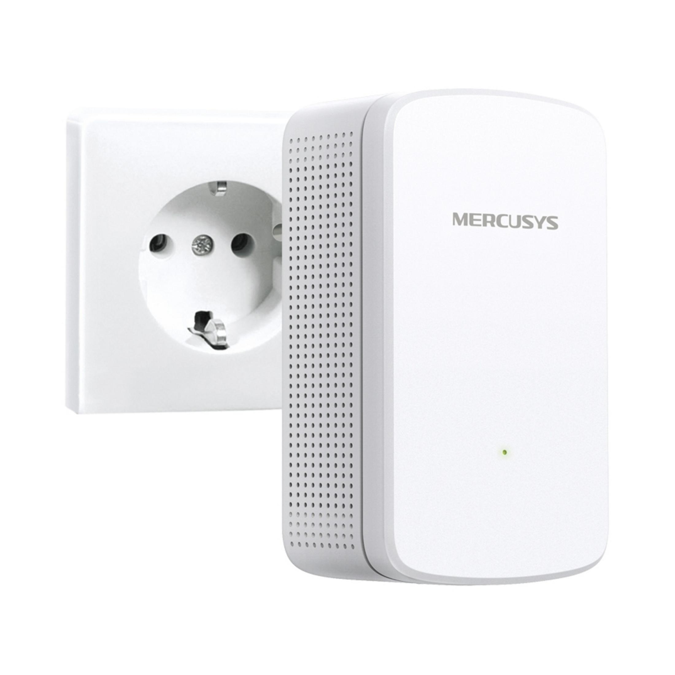 Dispositivo Mercusys bianco collegato a presa a muro bianca. Luce LED verde accesa.