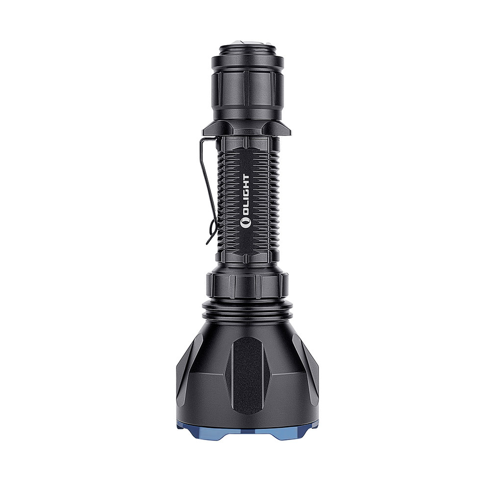 Eine schwarze Olight-Taschenlampe mit blauem Boden steht auf weißem Hintergrund.