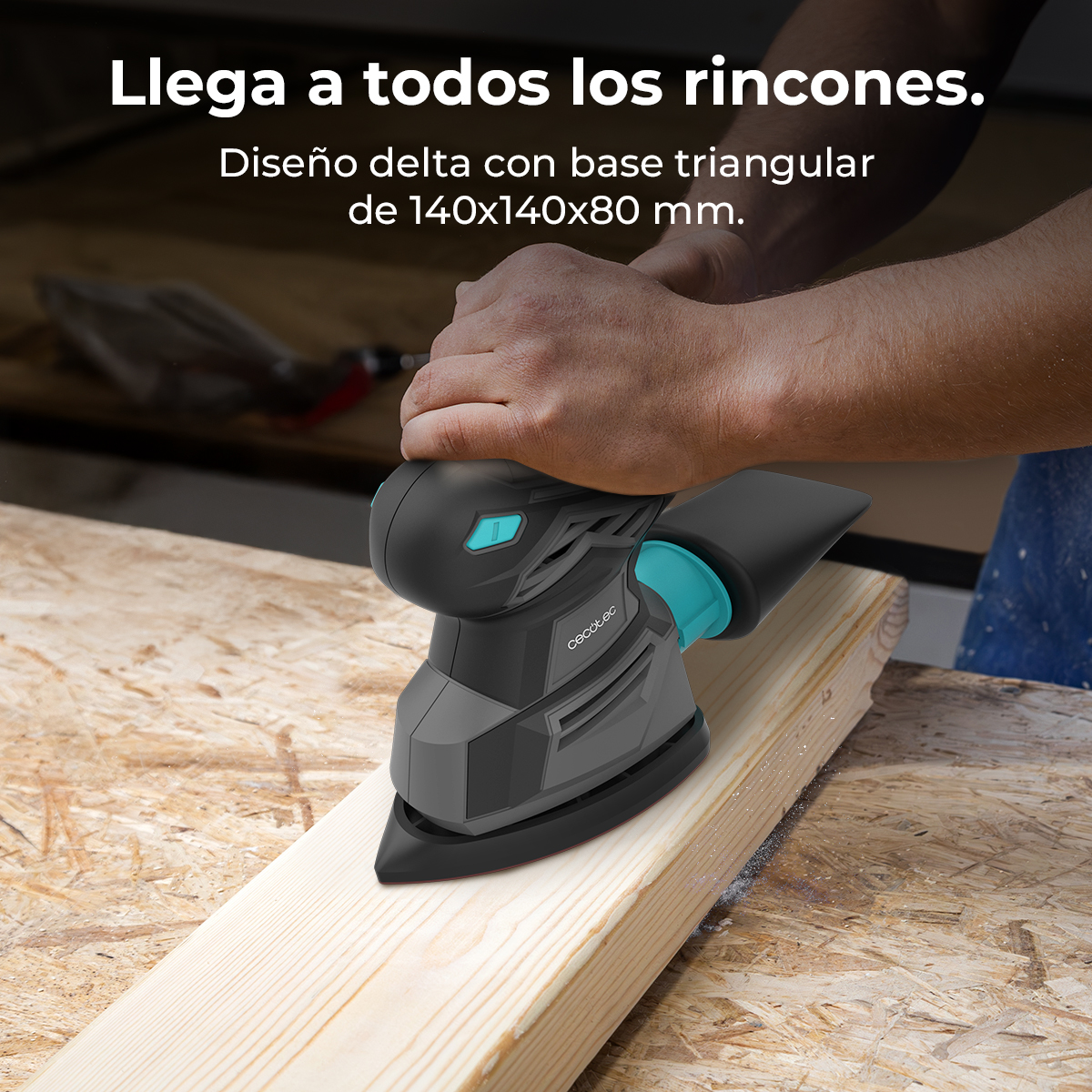Lijadora con base triangular trabajando madera. Manos sujetando la herramienta.