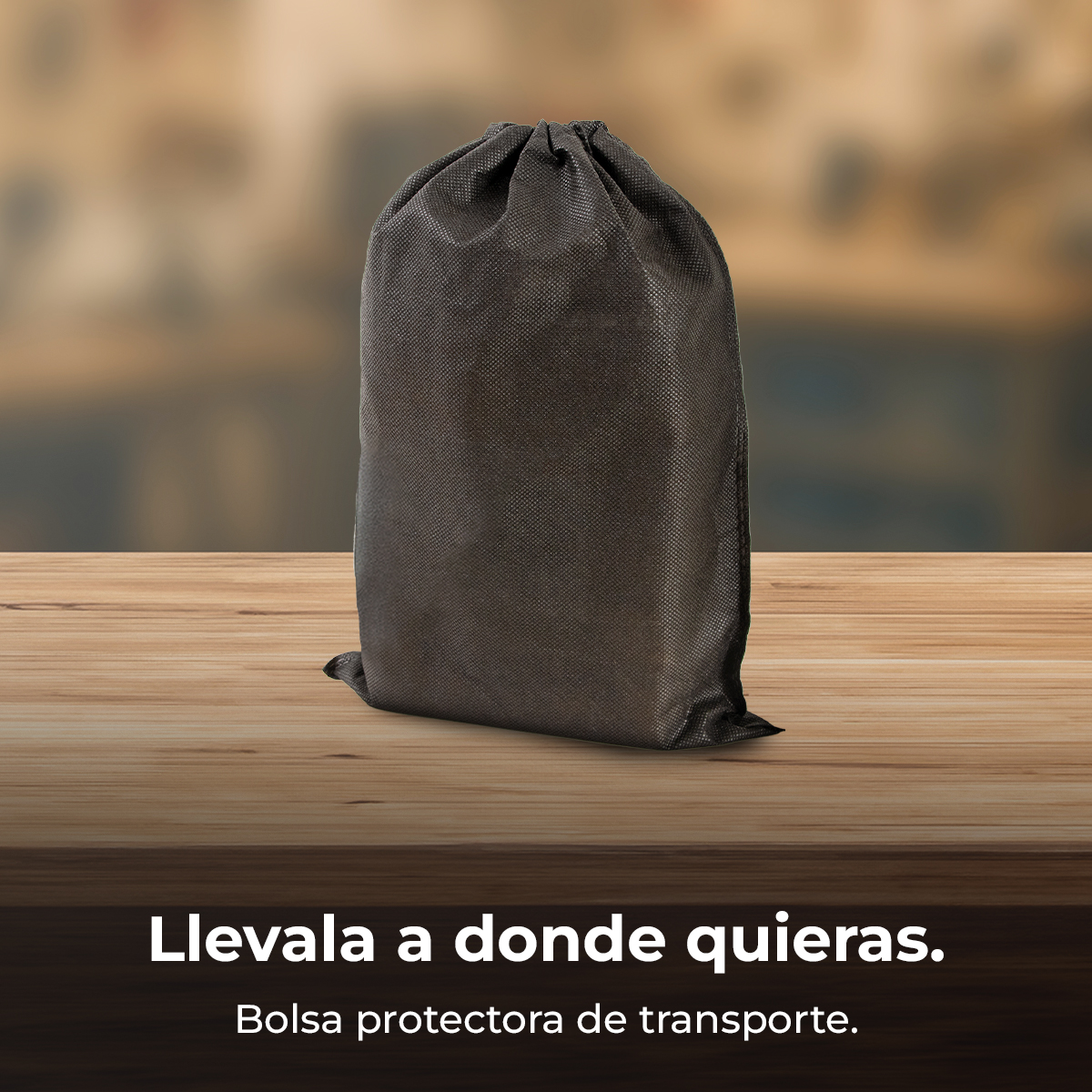 Bolsa de tela gris oscuro con cierre de cordón sobre mesa de madera.