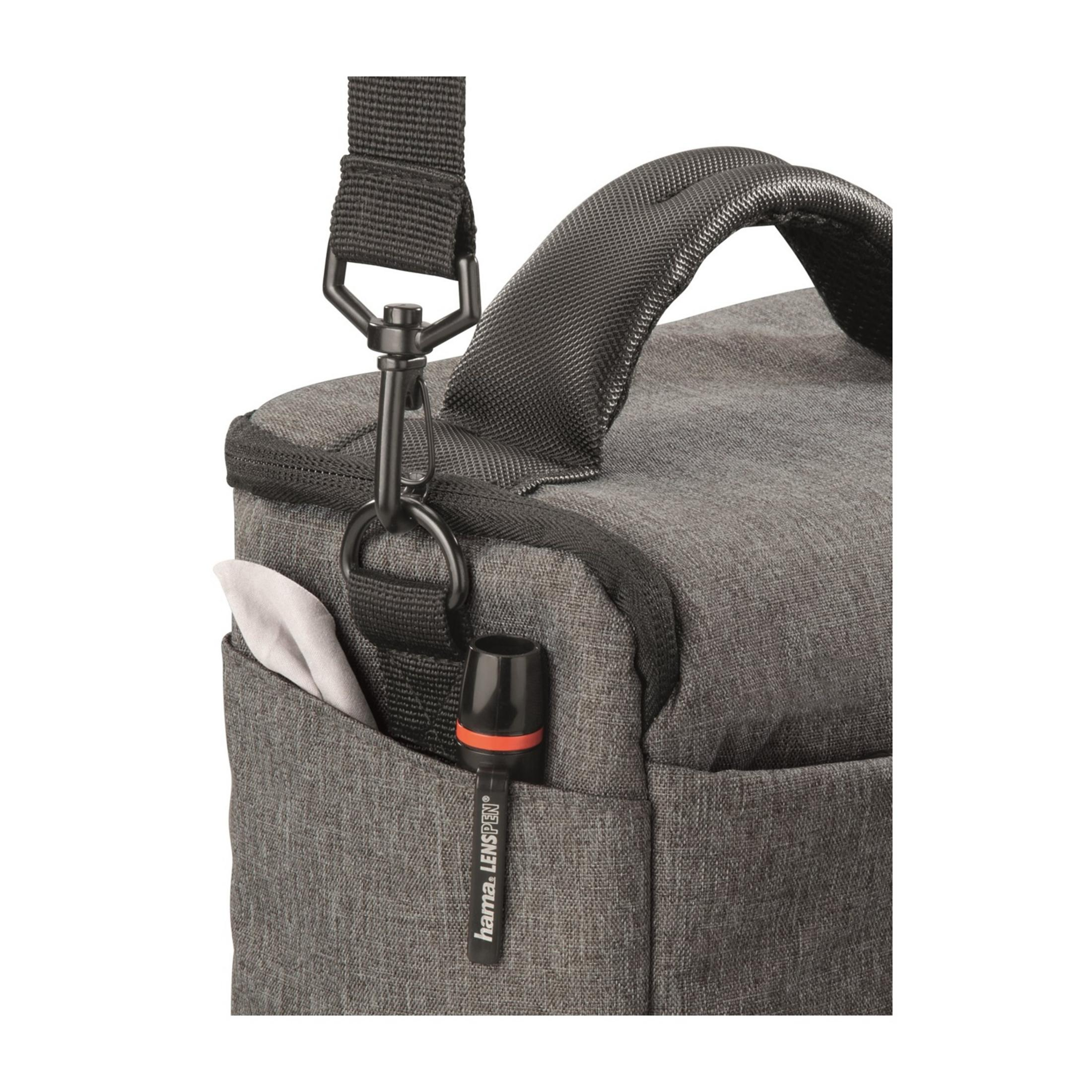 Graue Kameratasche mit Tragegriff, Schultergurt und einer Linsenstift-Tasche.