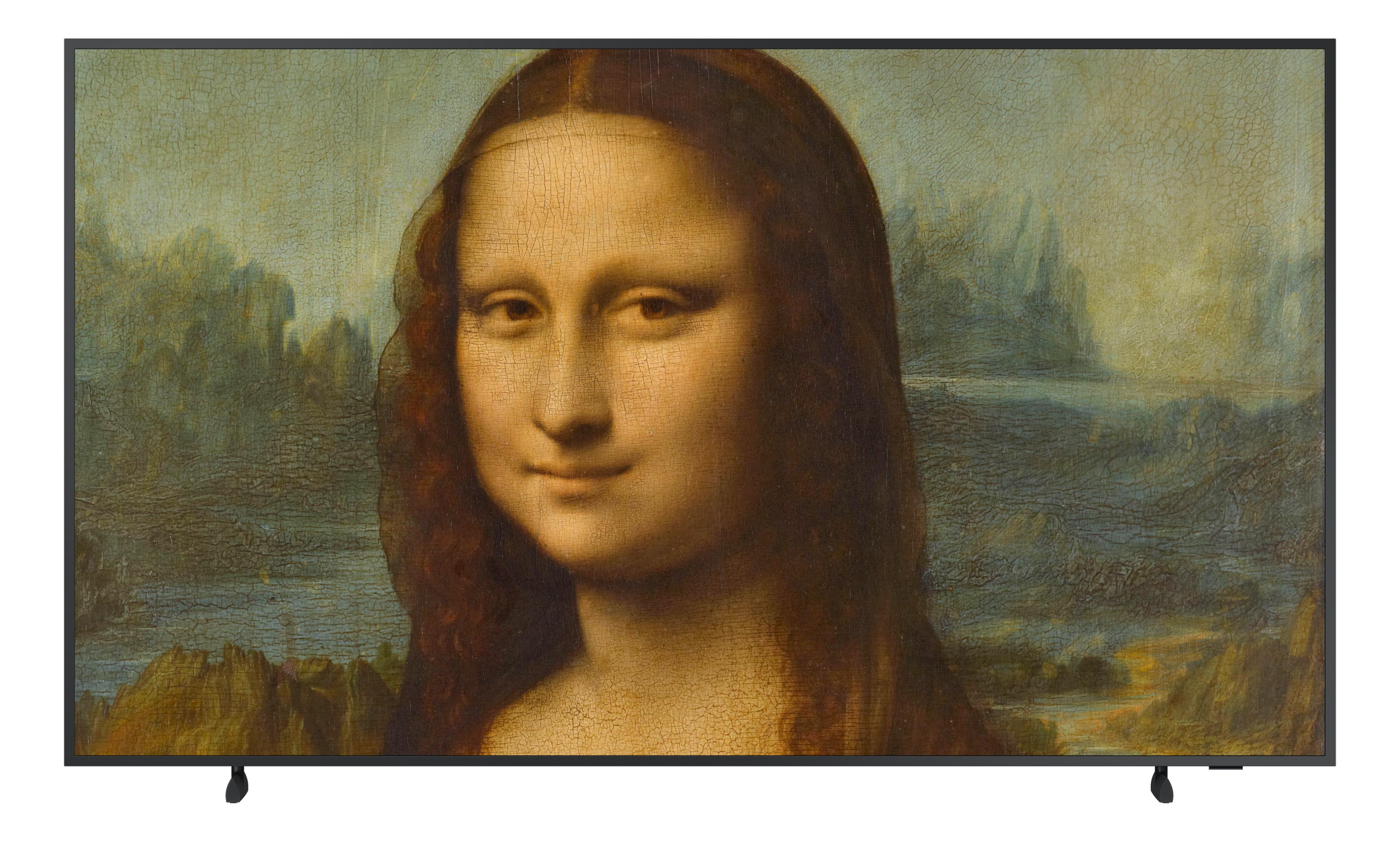 Portret Mona Lisy wyświetlany na ekranie telewizora z tłem krajobrazowym.