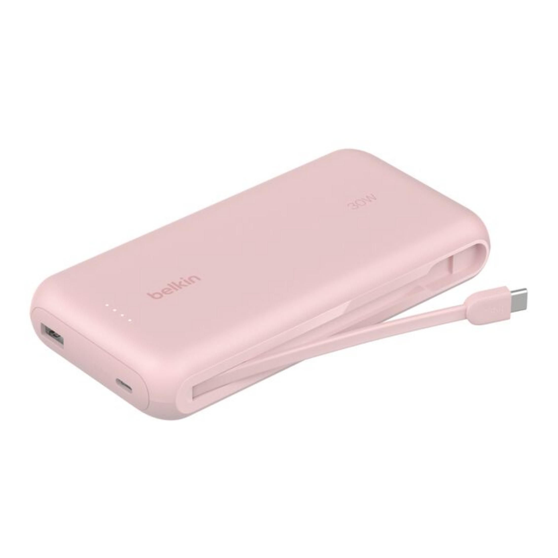 Un power bank Belkin rosa da 30W con cavo USB-C su sfondo bianco.