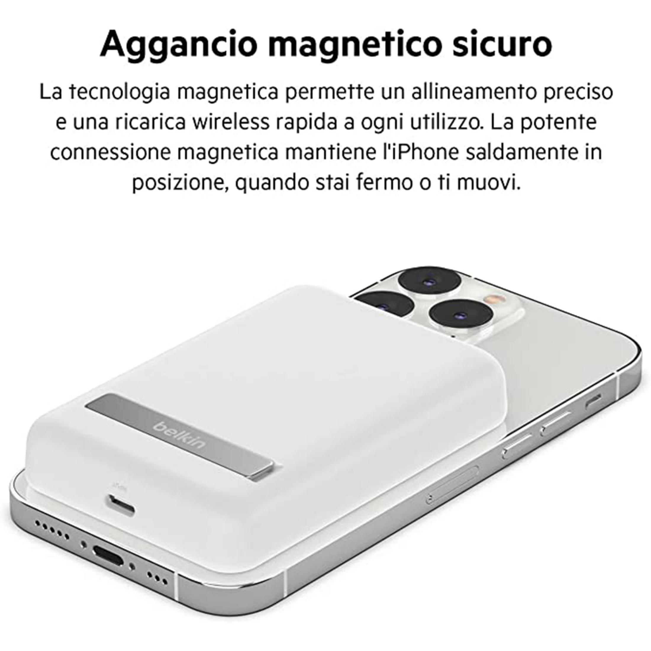 Een witte MagSafe-oplader is bevestigd aan een iPhone.