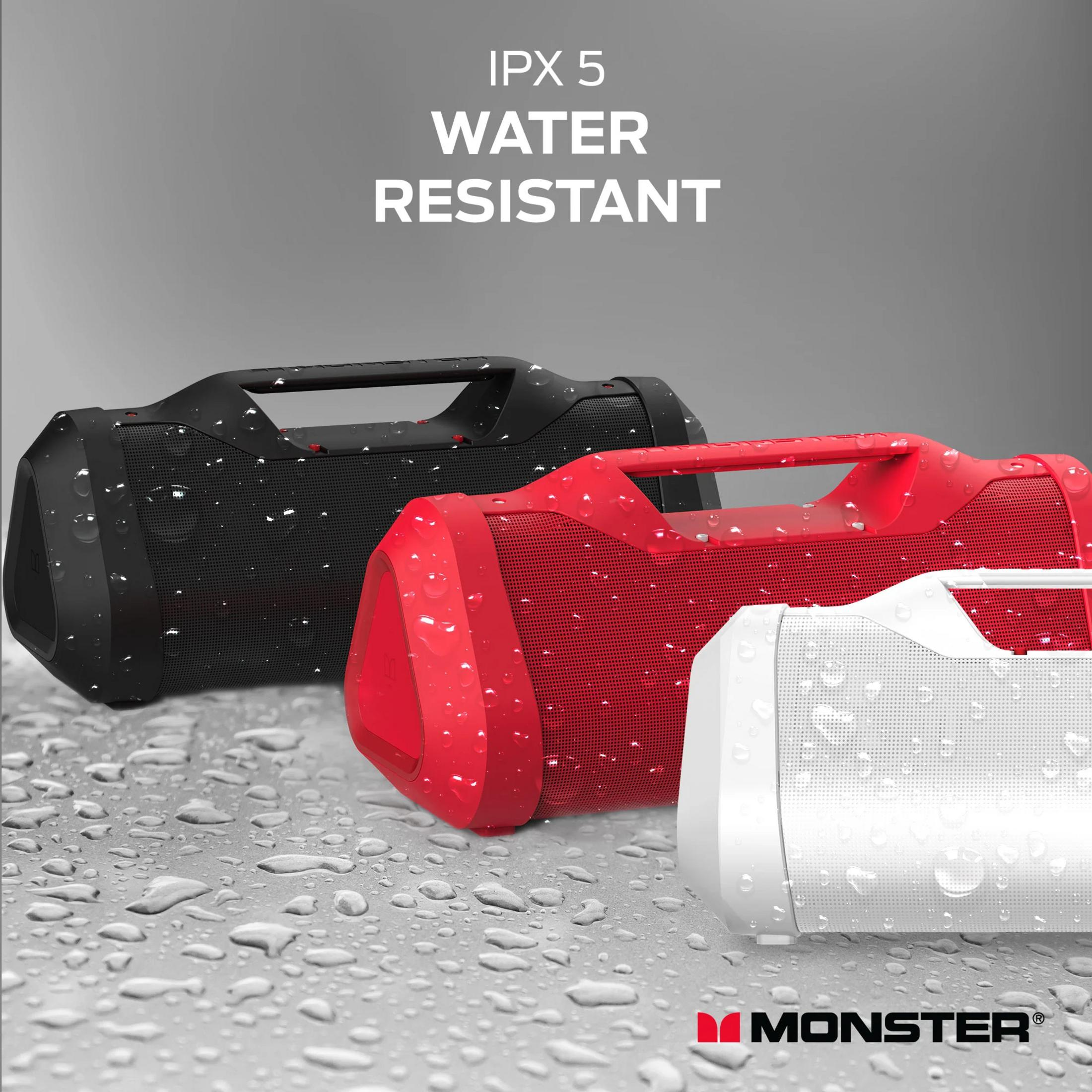 Tres altavoces Monster en negro, rojo y blanco con gotas de agua.