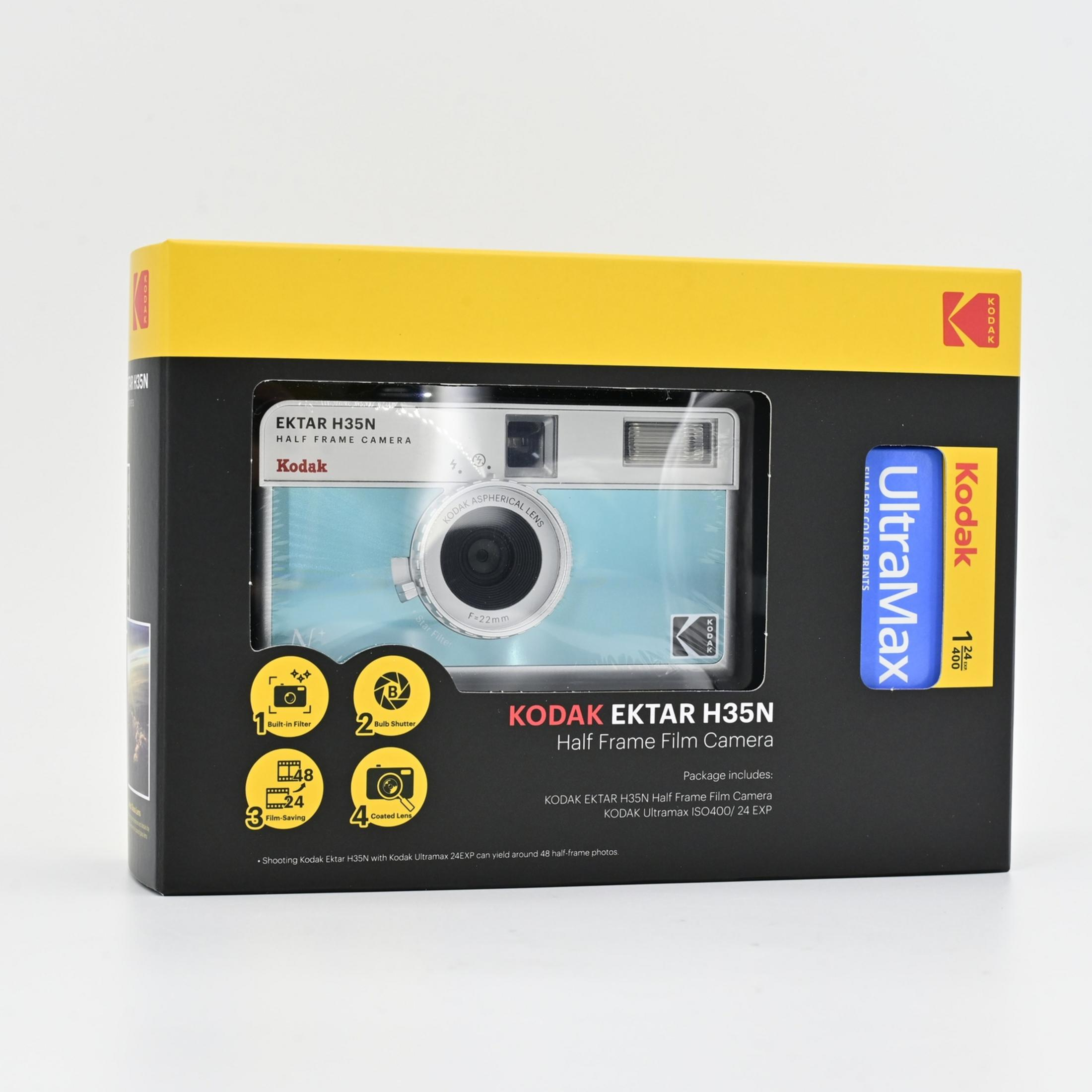 Fotocamera Kodak Ektar H35N a mezzo fotogramma con pellicola Kodak Ultramax 400 su confezione nera.