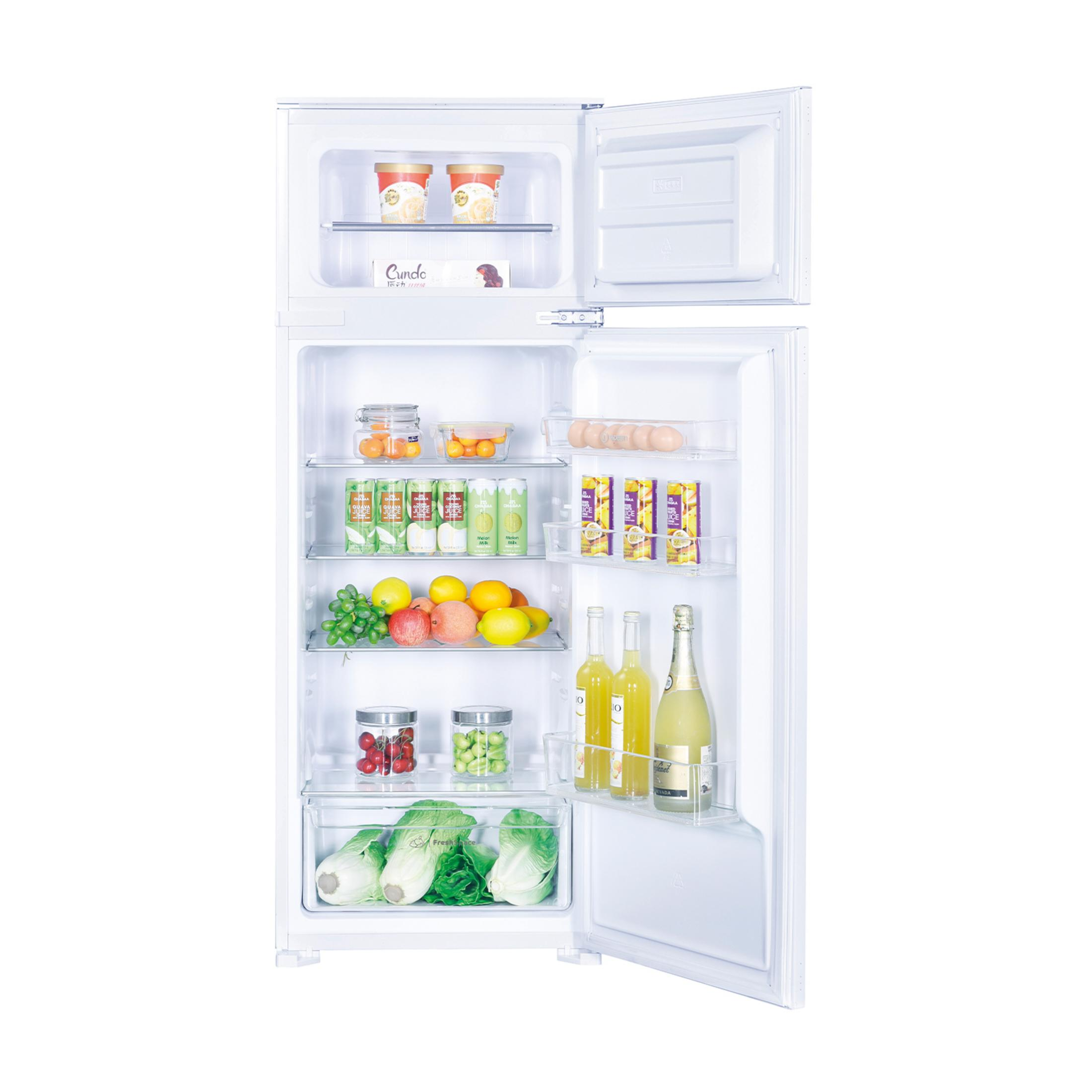 Otwarta lodówka z owocami, warzywami, napojami i lodami.