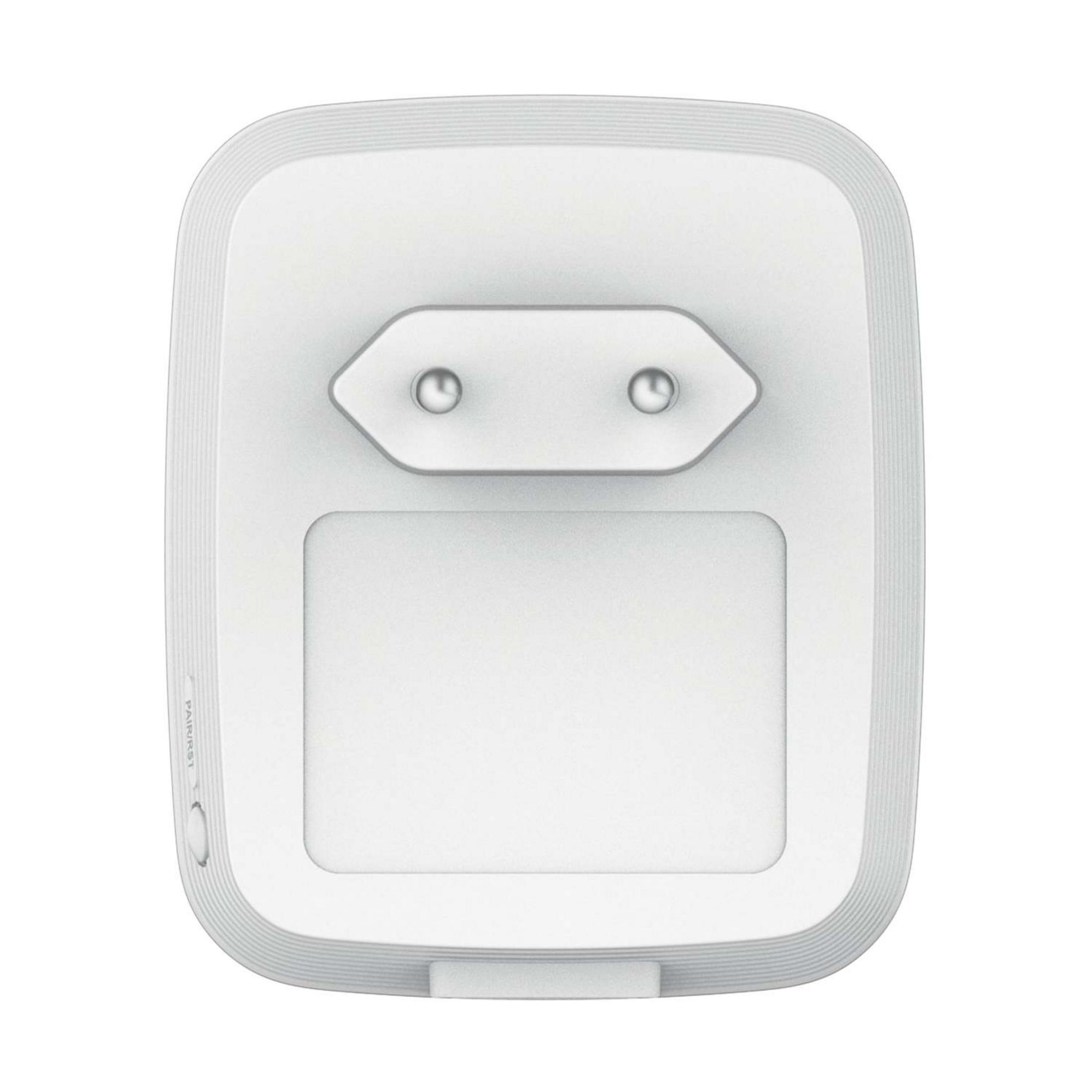 Un dispositivo blanco con enchufes y un botón de emparejar/restablecer.
