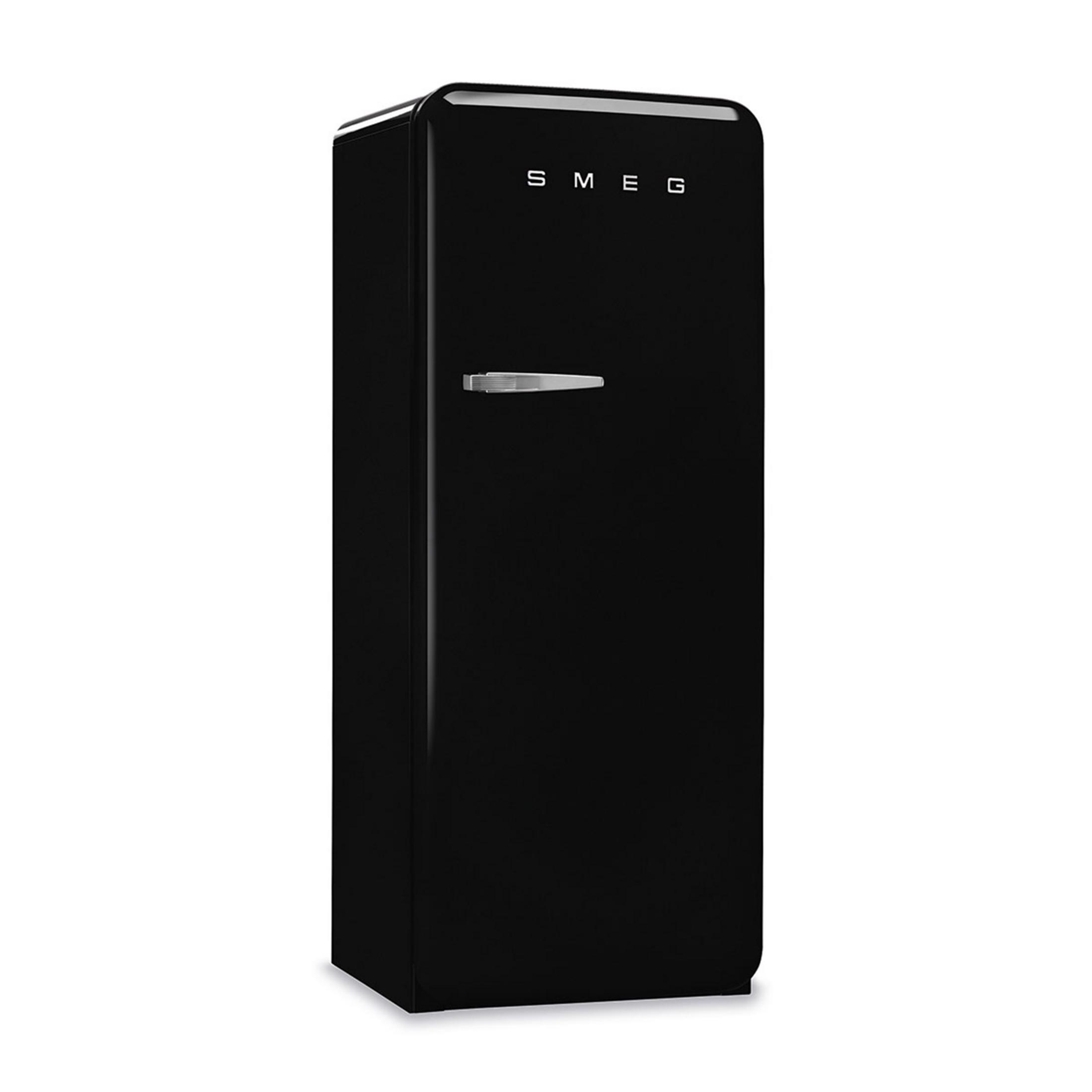 Ein schlanker, schwarzer Kühlschrank mit silbernem Griff und dem SMEG-Logo.