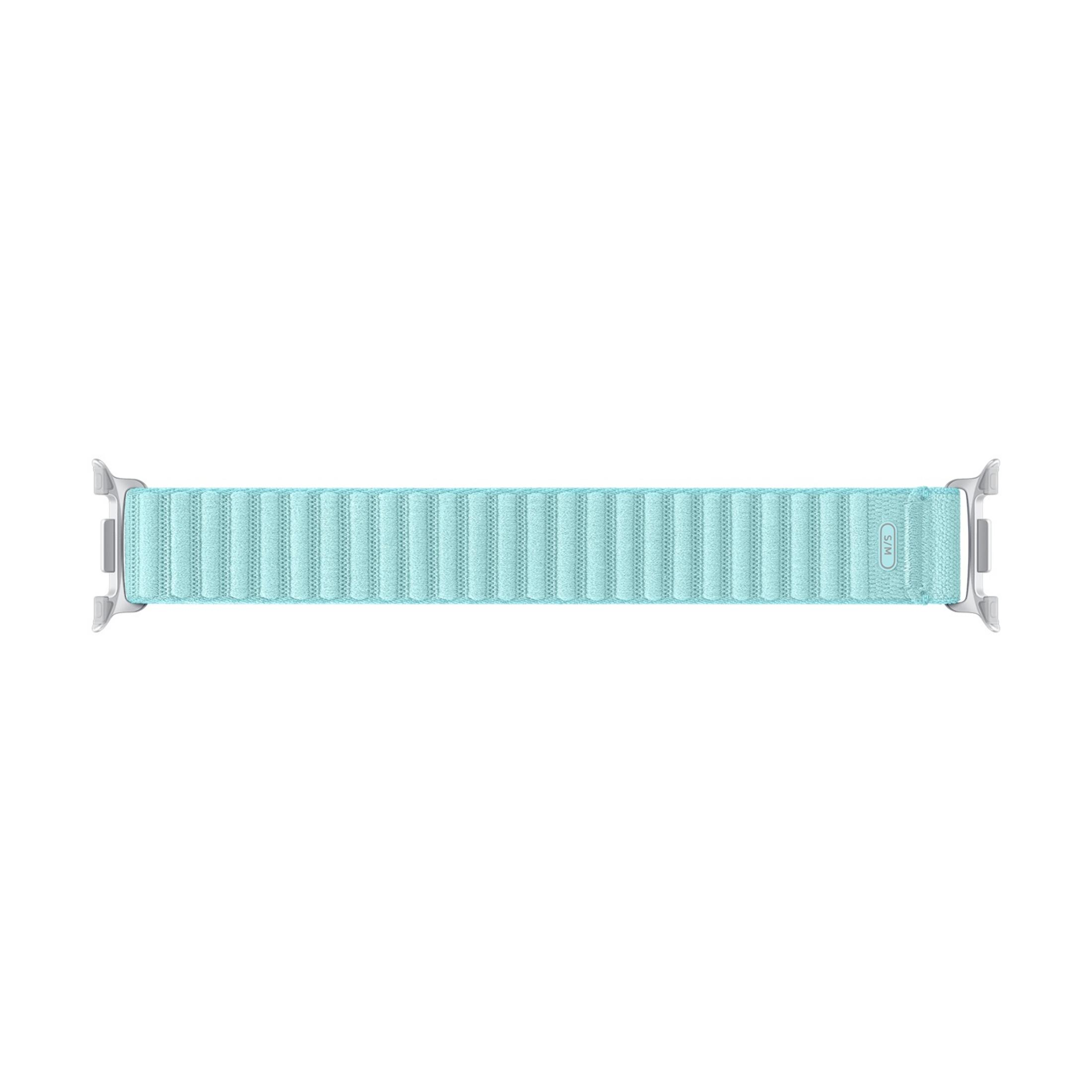Een lichtblauwe horlogeband met verticale ribbels en zilveren connectoren.
