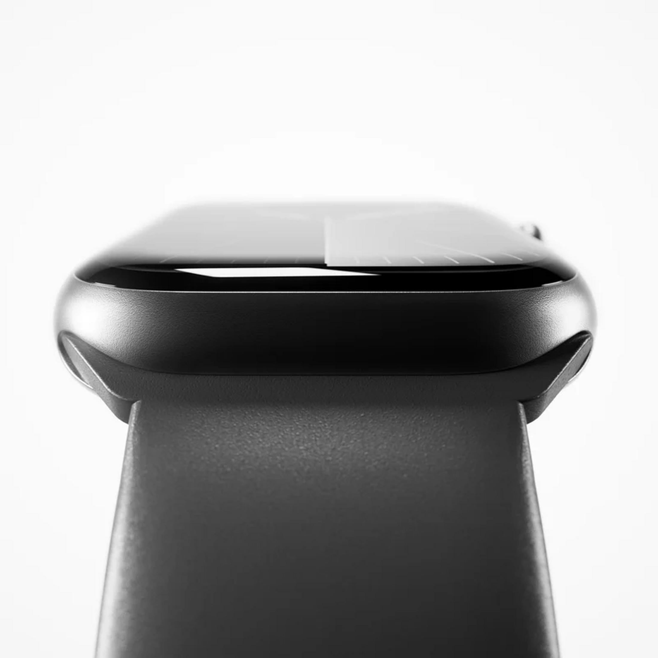 Primo piano di uno smartwatch nero con cinturino, su sfondo bianco.