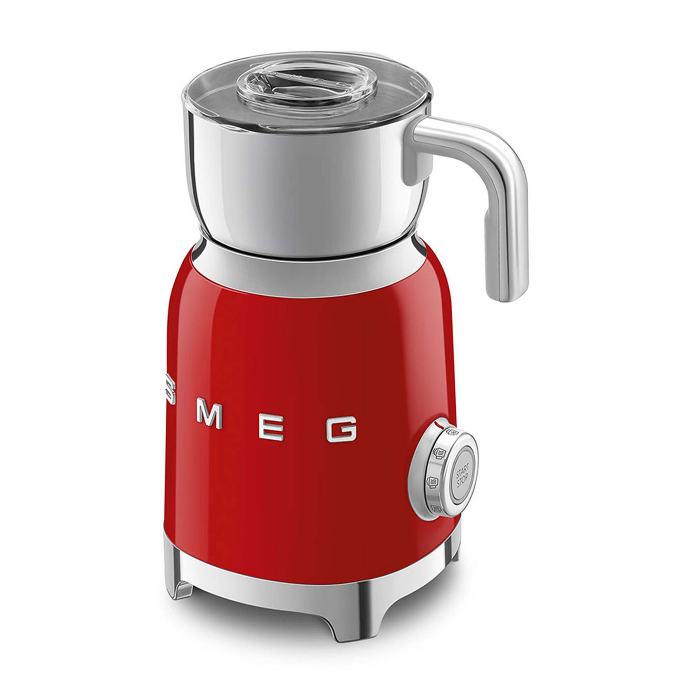 Czerwony spieniacz do mleka Smeg z srebrną rączką i pokrywką.