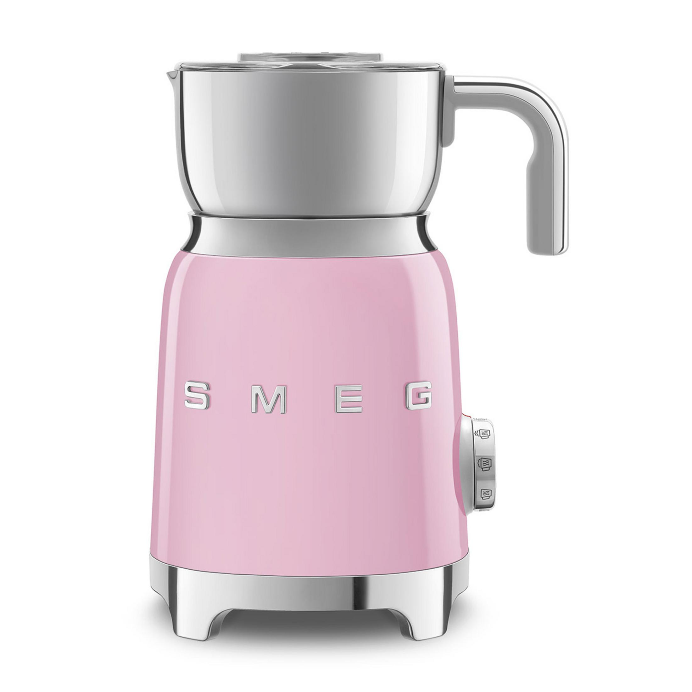 Różowy spieniacz do mleka SMEG z srebrnymi akcentami na białym tle.