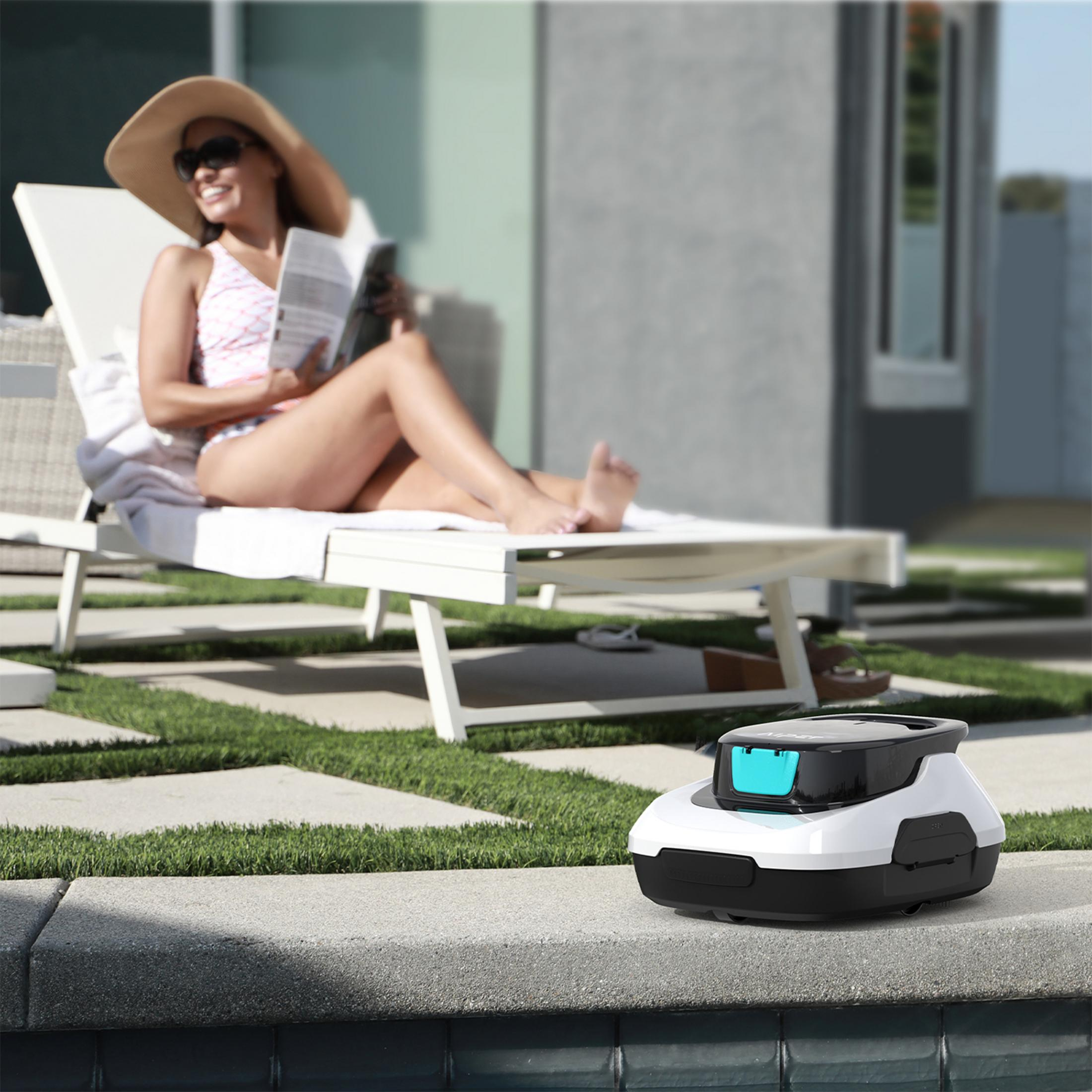 Eine Frau entspannt sich auf einer Liege, während ein Poolroboter am Beckenrand steht.