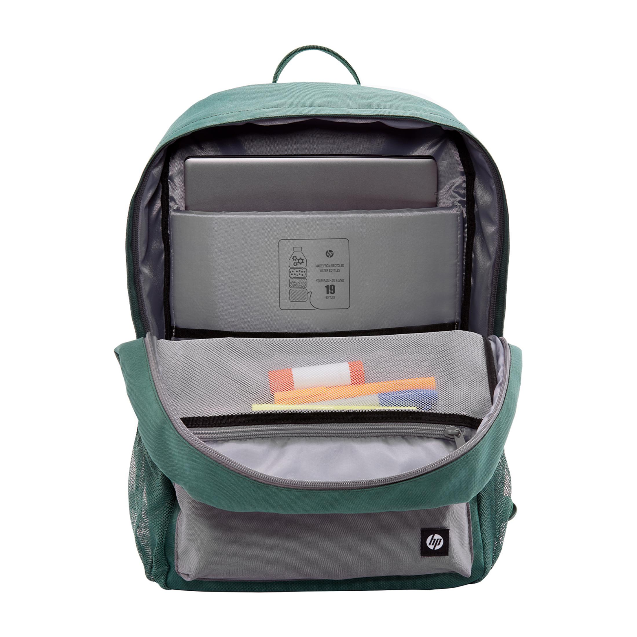 Mochila verde con compartimento principal abierto. Se ve un portátil.