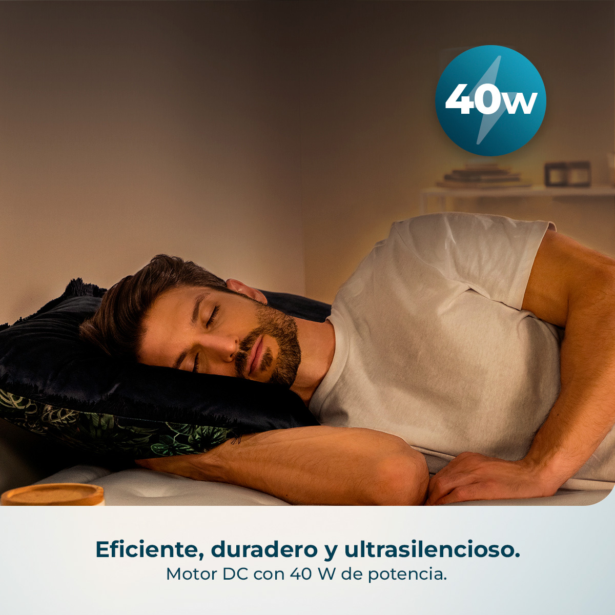 Un uomo dorme su un cuscino scuro. Emblema 40W in alto a destra.