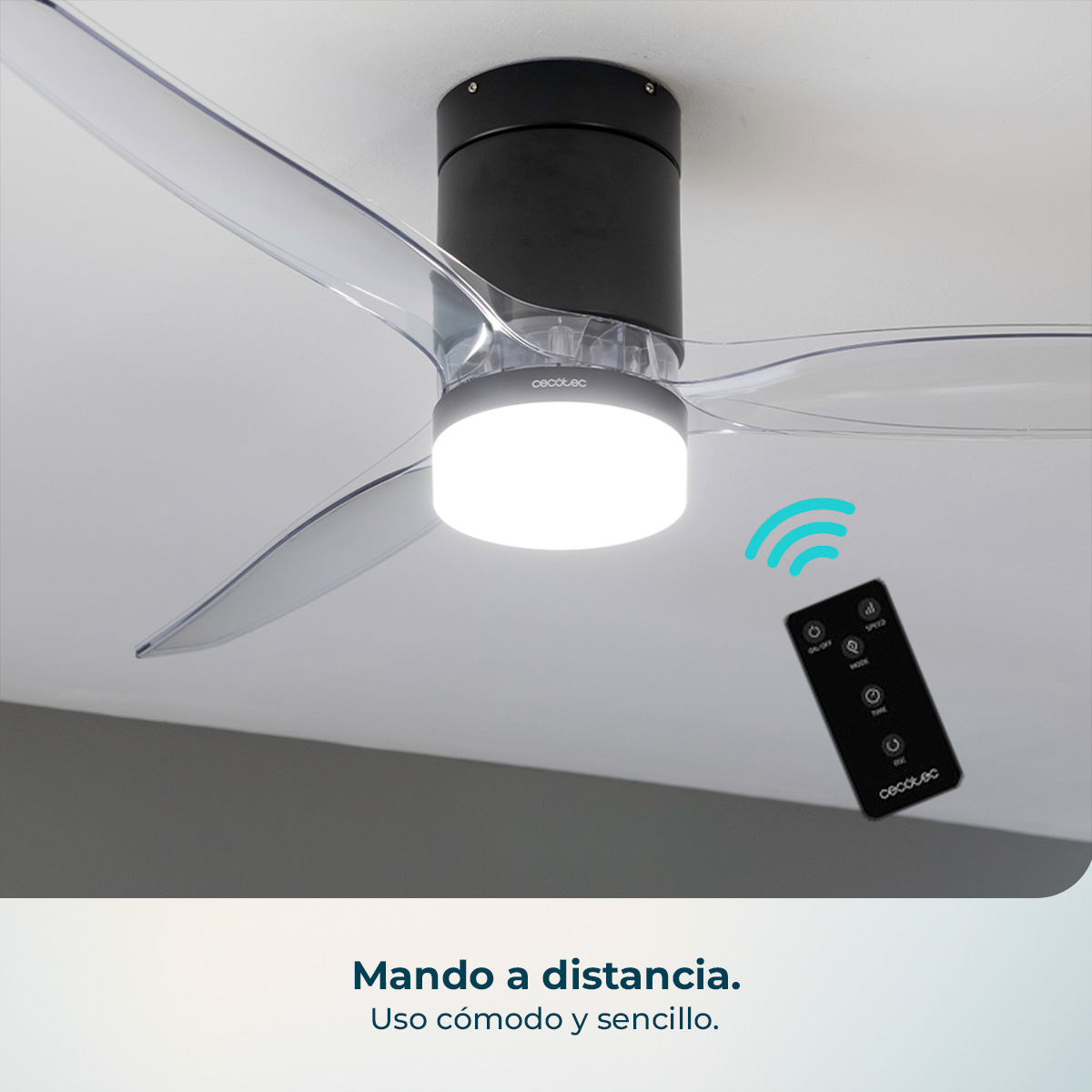 Ventilatore da soffitto con luce e telecomando su sfondo bianco.