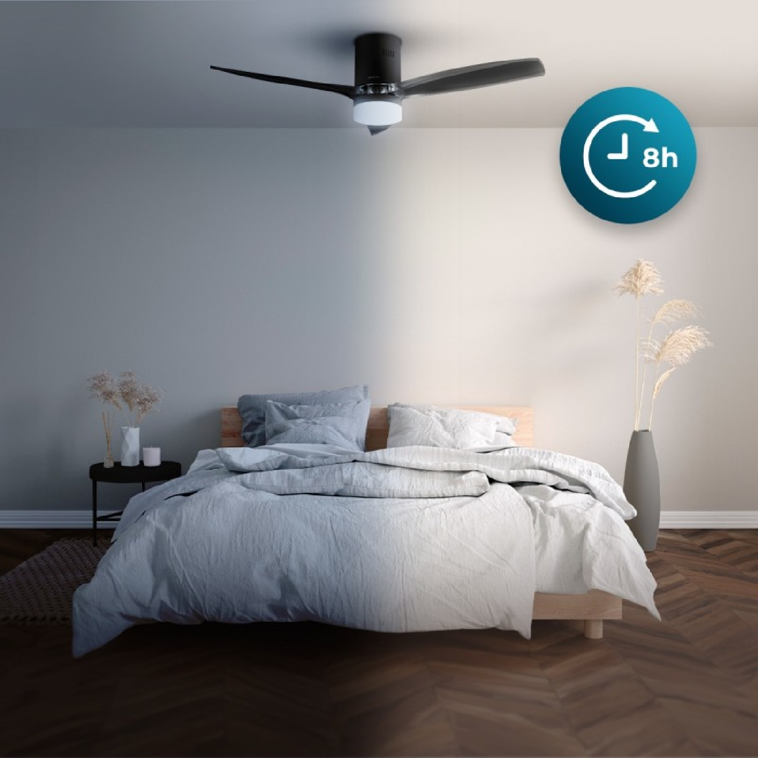 Una camera da letto con letto, ventilatore a soffitto e icona timer 8h.