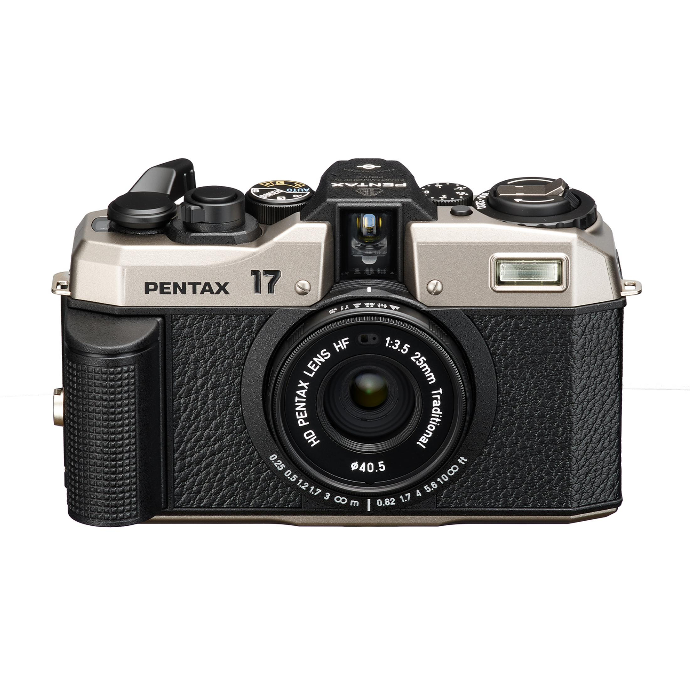 Una fotocamera Pentax 17 argento e nera con obiettivo da 25mm.