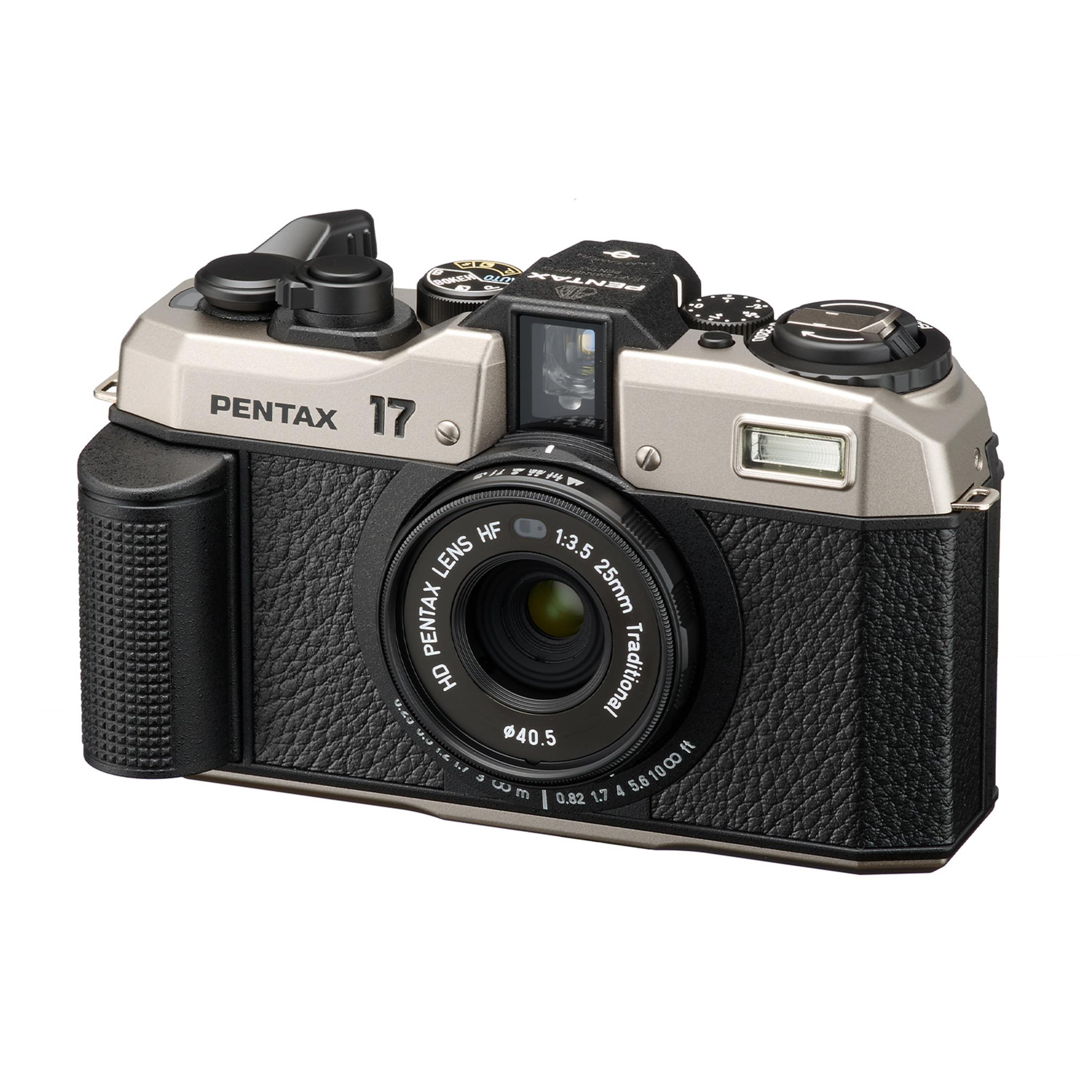 Una fotocamera Pentax 17 argentata con impugnatura e lente in pelle nera.