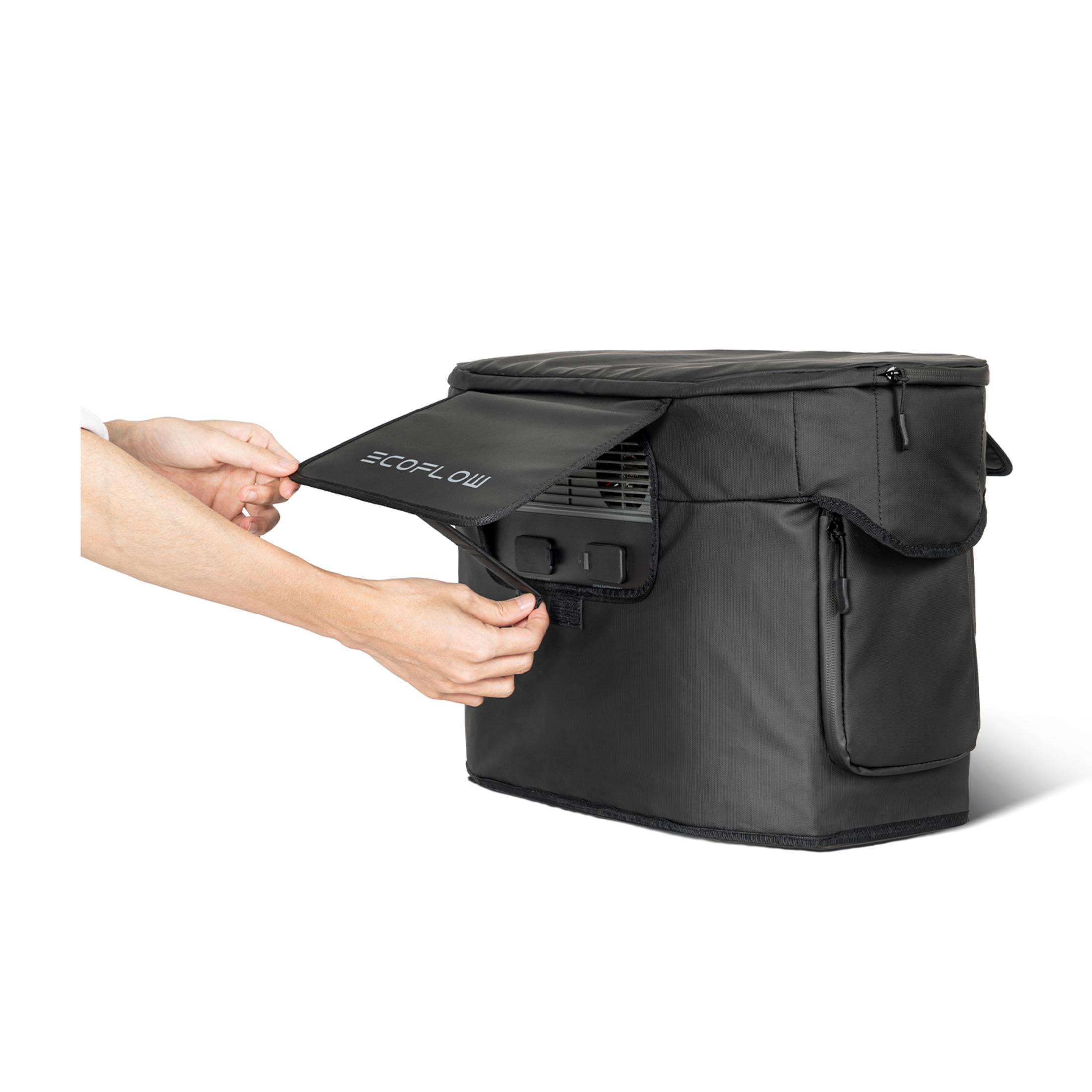 Osoba otwiera czarną torbę z zamkiem błyskawicznym i logo ECOFLOW.