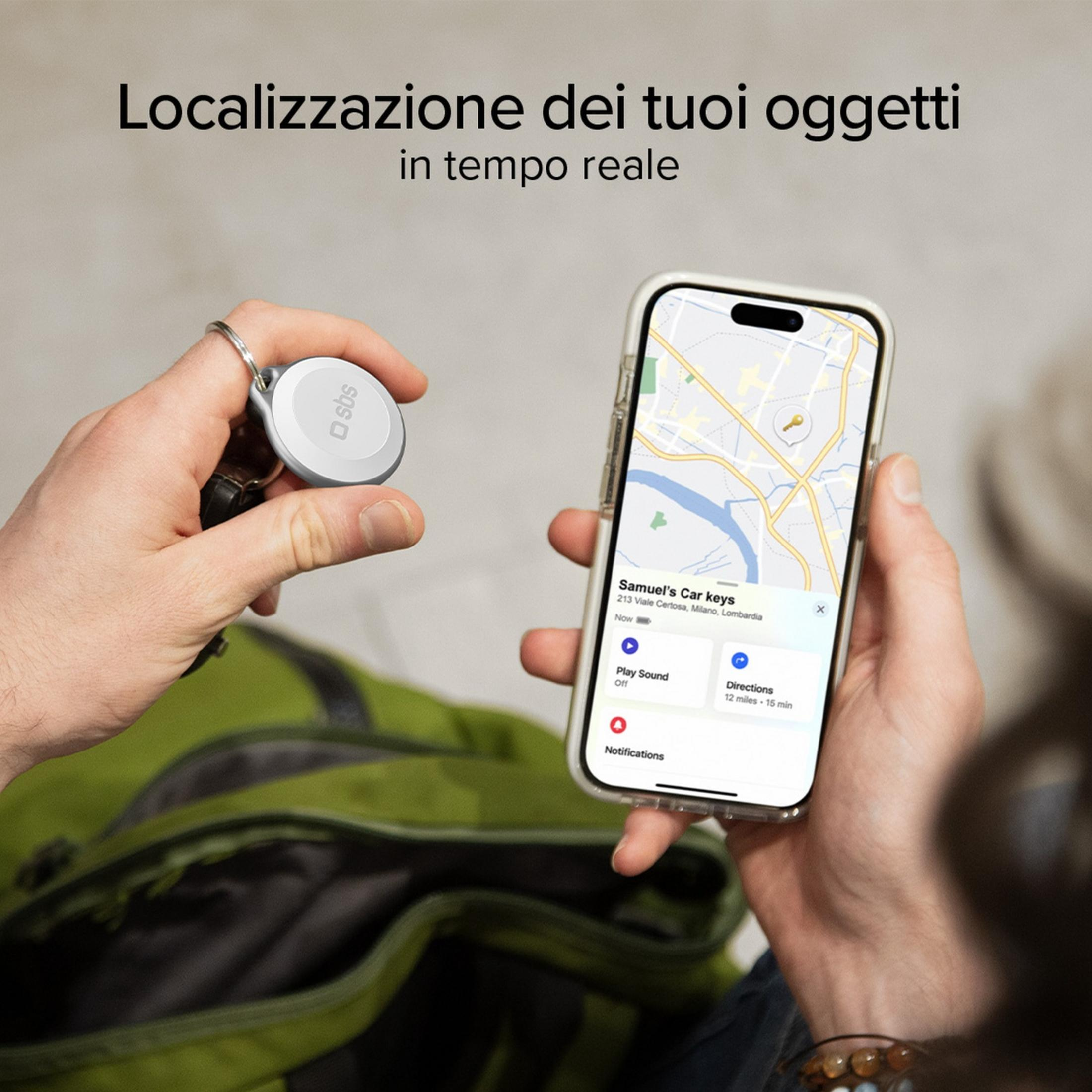 Persona sujetando llavero y smartphone mostrando mapa. Se muestra ubicación.
