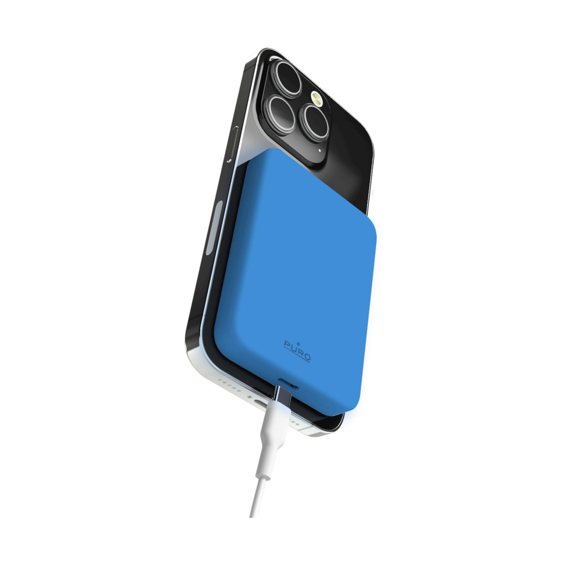 Ein blaues Ladekabel ist in ein Smartphone mit drei Kameras eingesteckt.