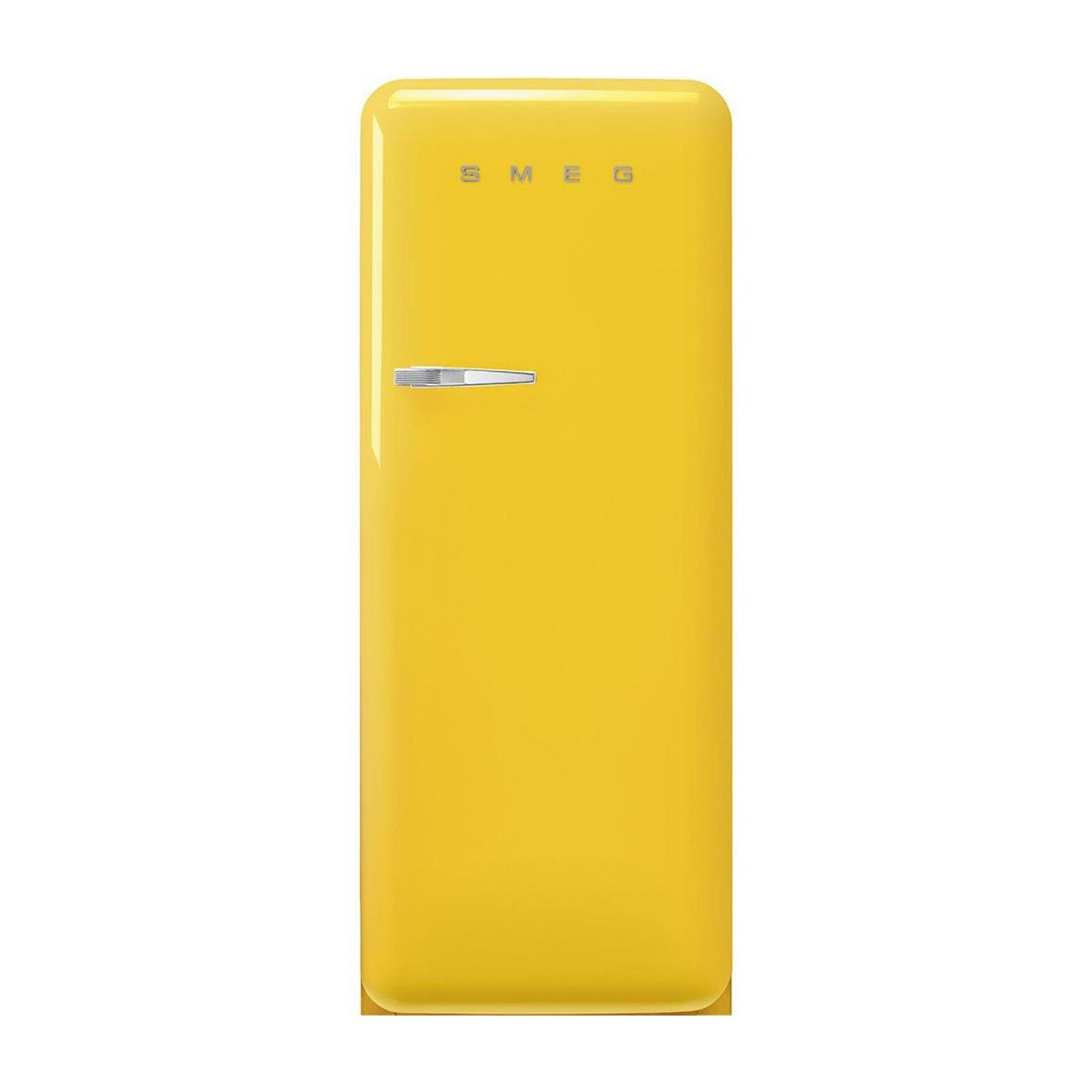 Un refrigerador Smeg amarillo con asa y logo plateados.