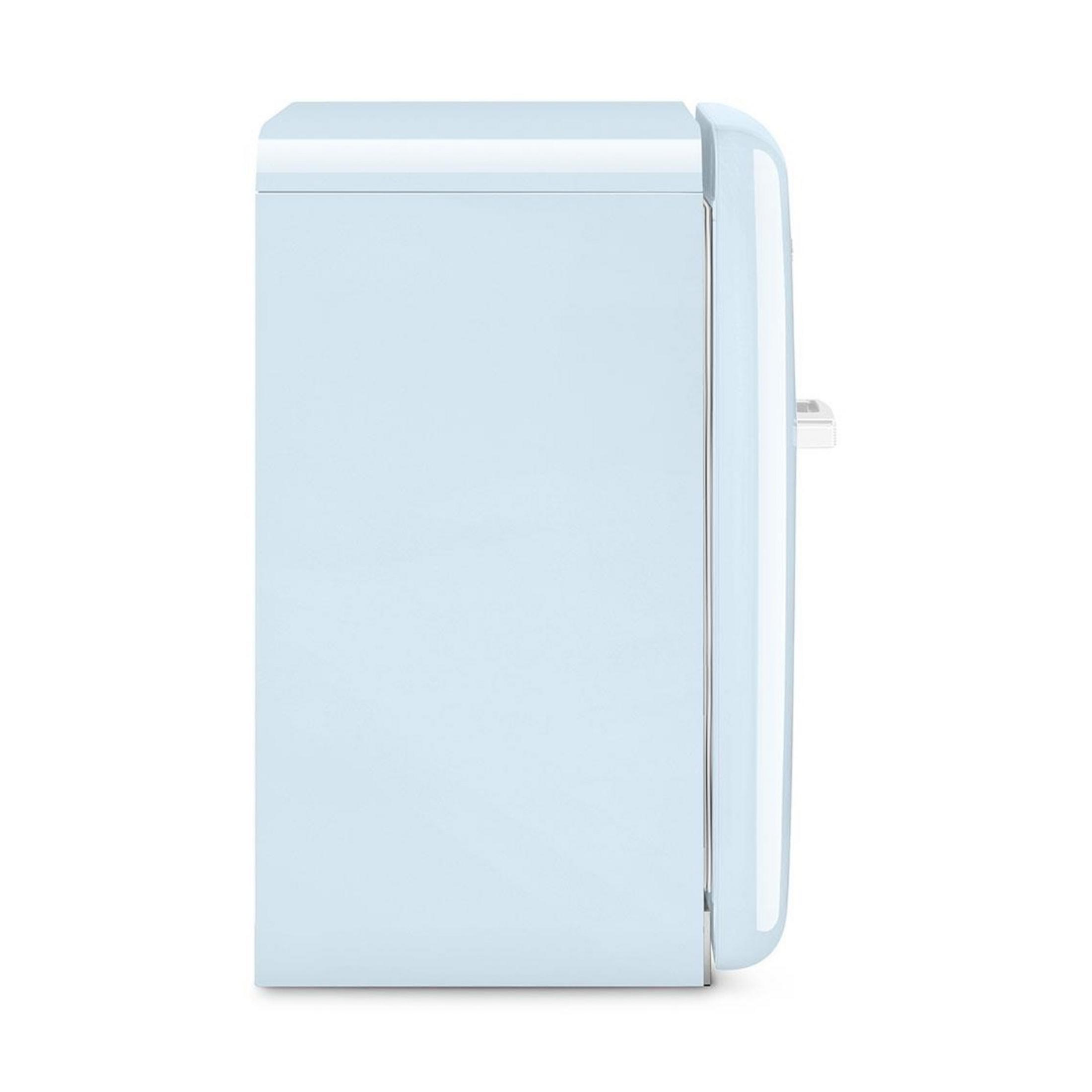 Un refrigerador retro azul claro con asa blanca sobre fondo blanco.