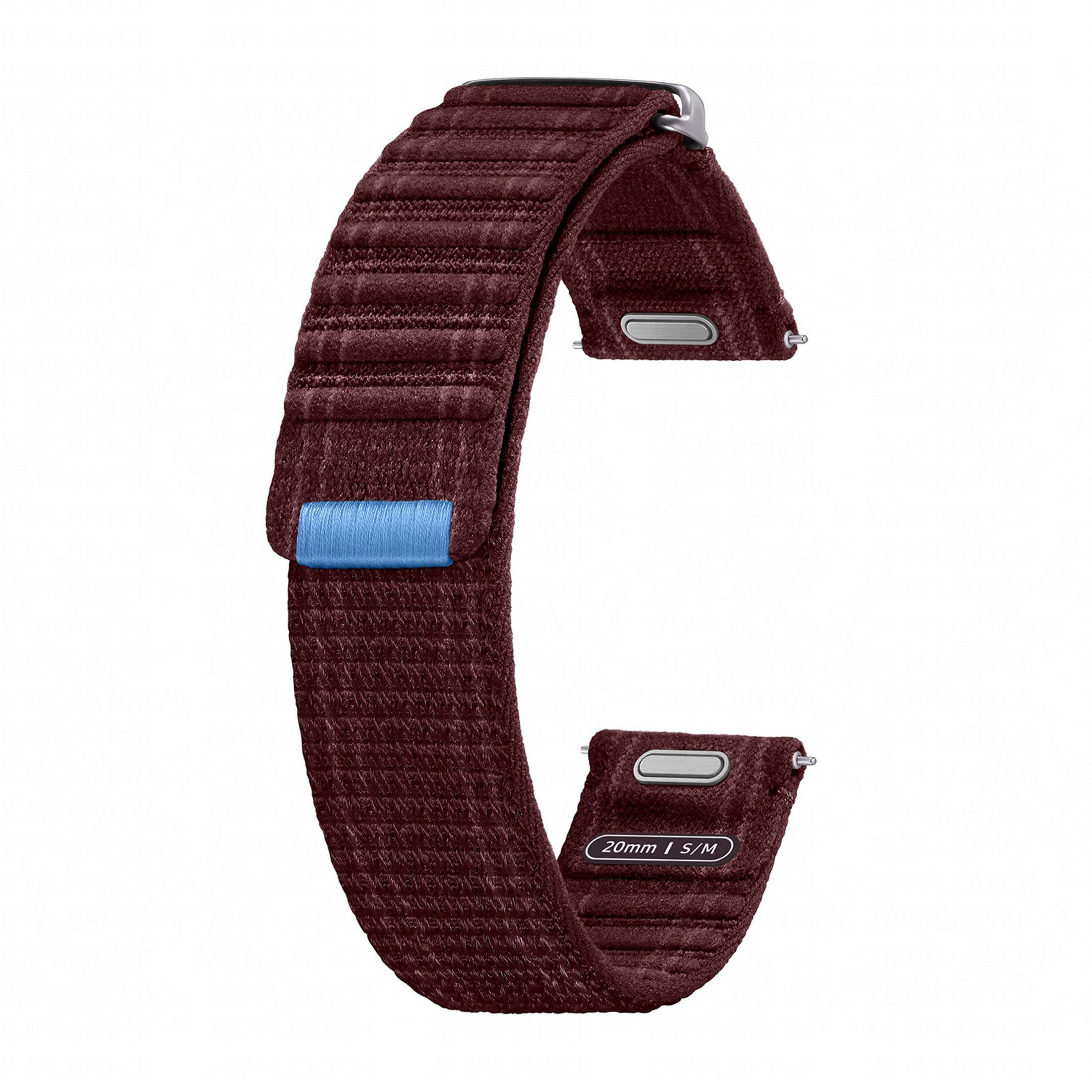 Un cinturino per orologio in tessuto rosso scuro con accento blu e connettori argentati.