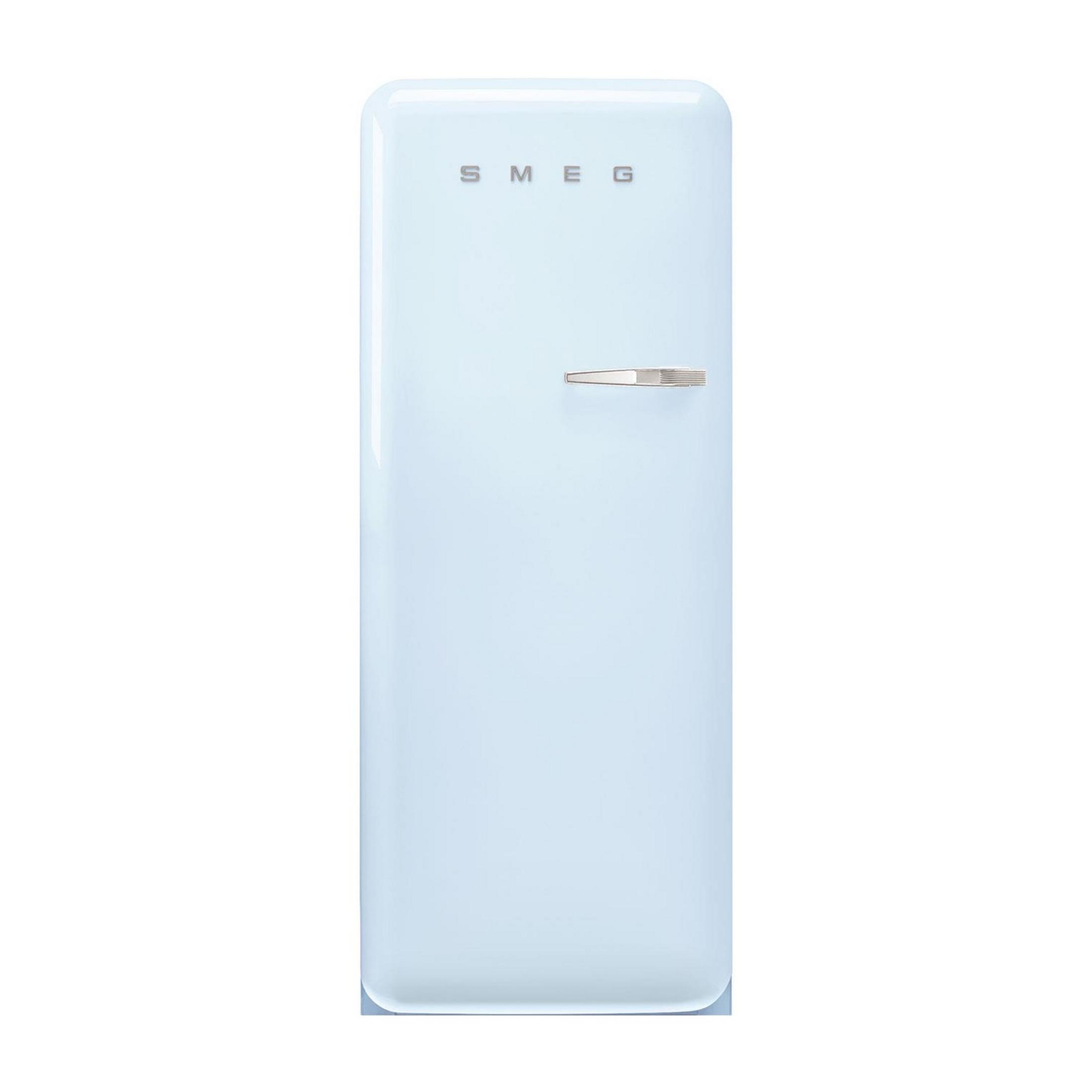 Un refrigerador Smeg azul claro con asa plateada.