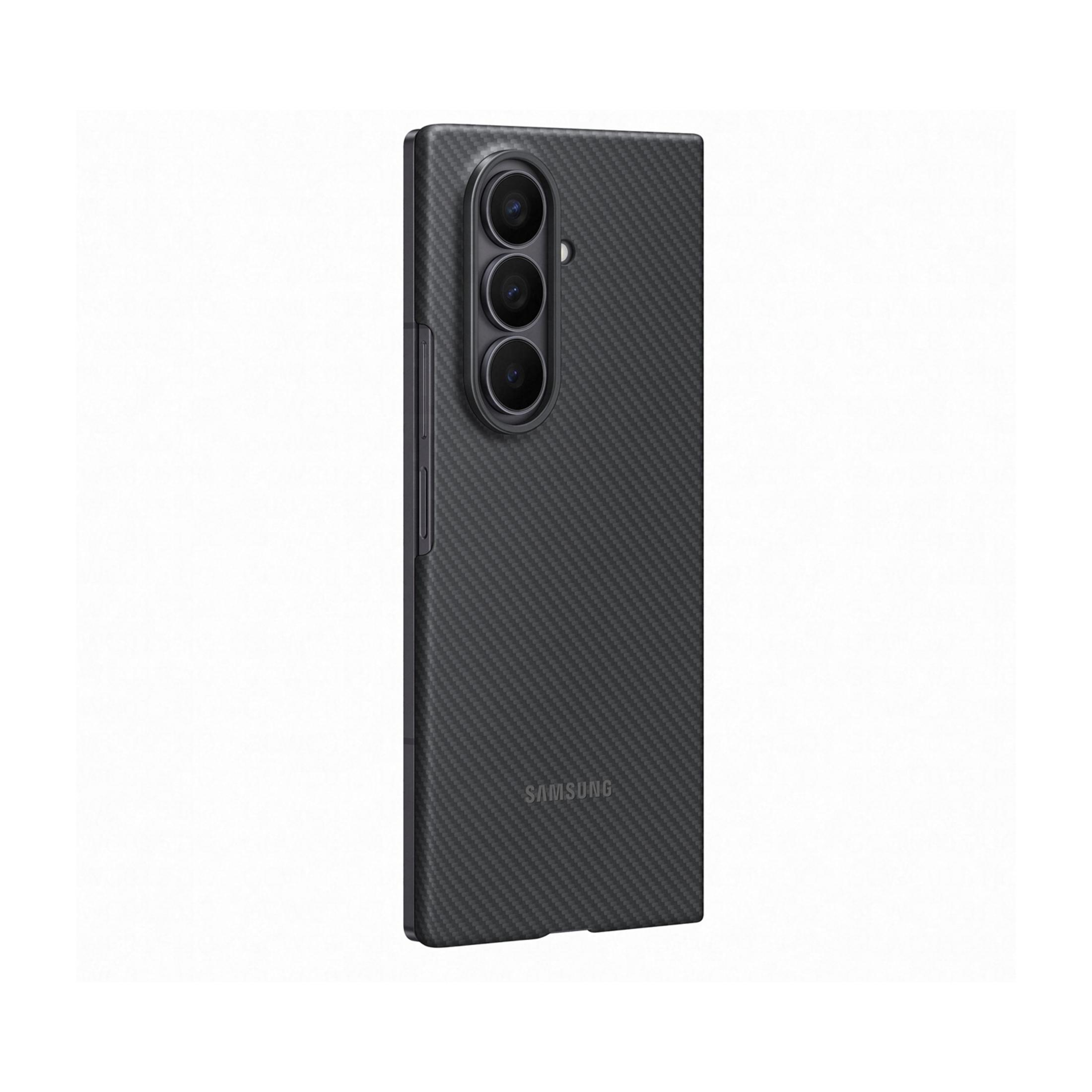 Uno smartphone Samsung scuro con tre fotocamere sul retro.