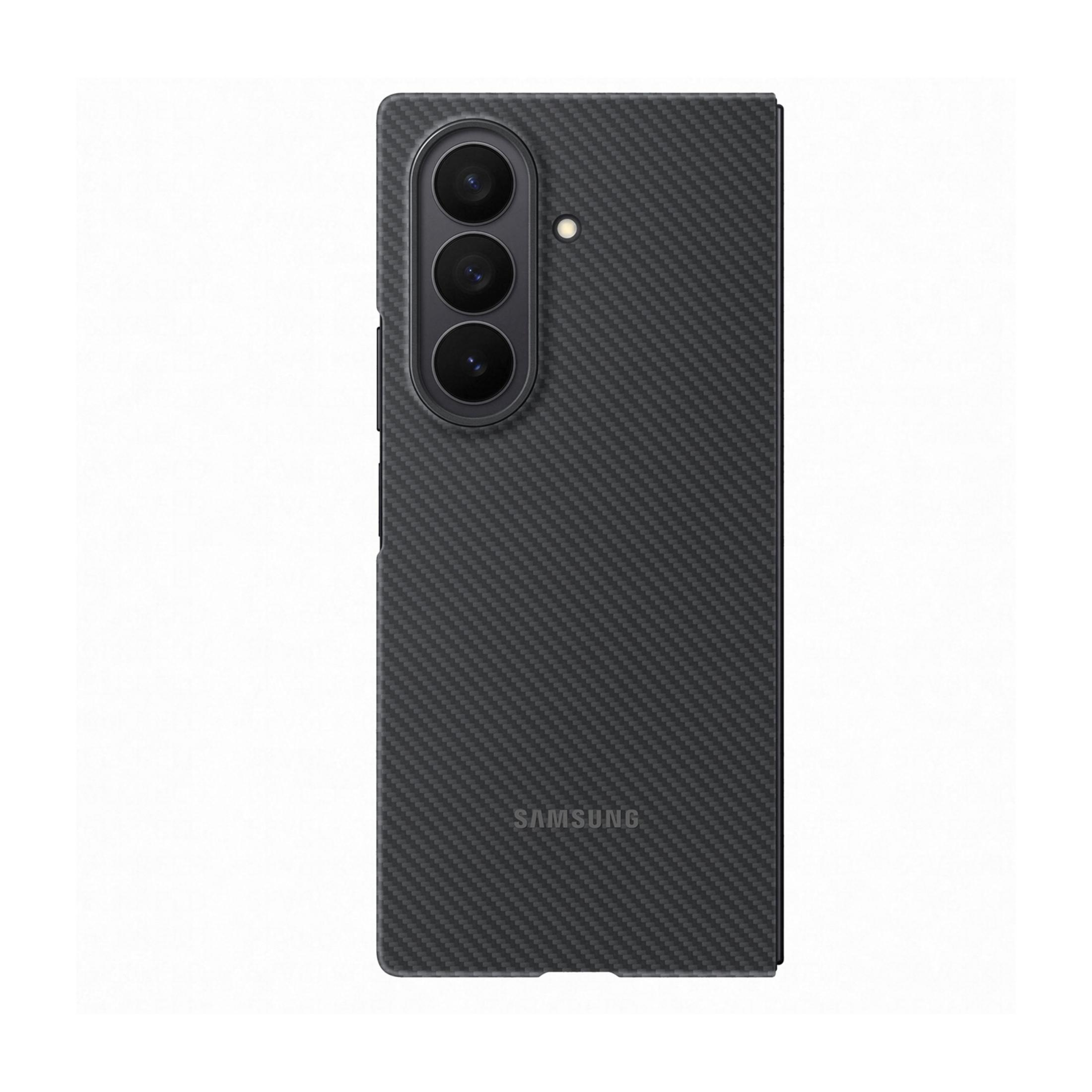 Uno smartphone Samsung scuro con motivo in fibra di carbonio e tre obiettivi.