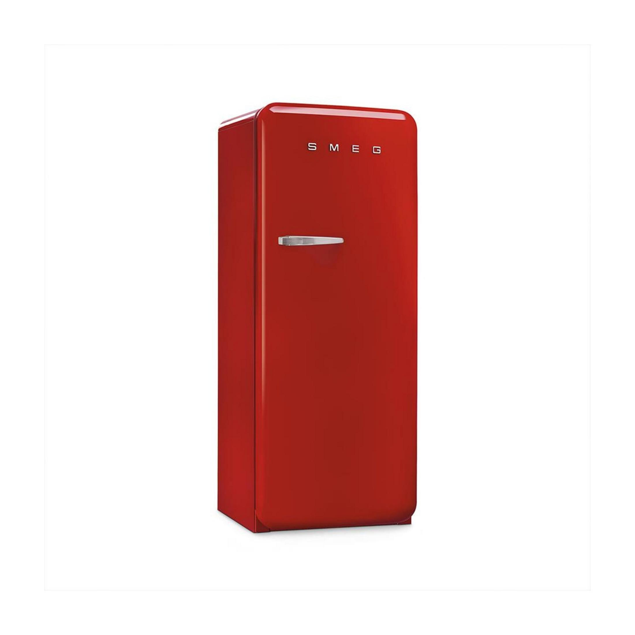 Ein roter Smeg-Kühlschrank mit silbernem Griff steht vor weißem Hintergrund.
