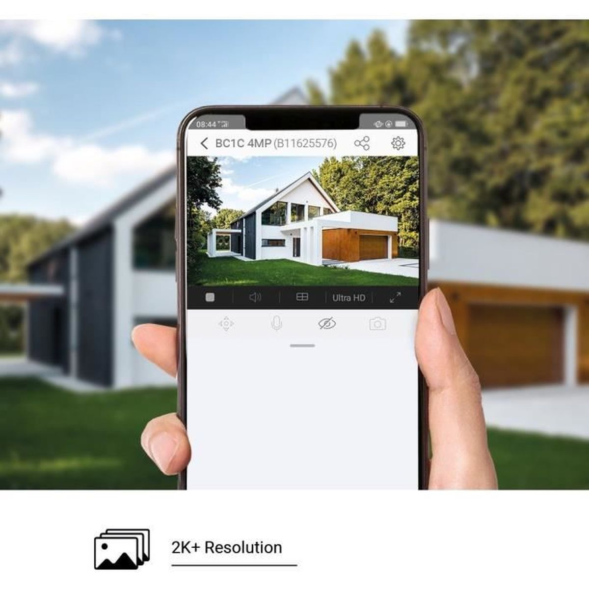 Smartfon wyświetla dom nagrywany przez kamerę bezpieczeństwa.