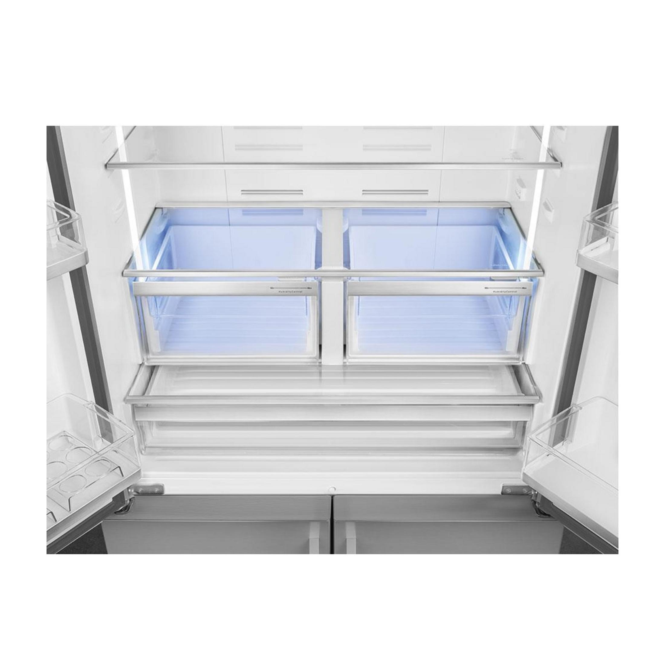 Vista interior de un refrigerador vacío con estantes de vidrio y dos cajones.