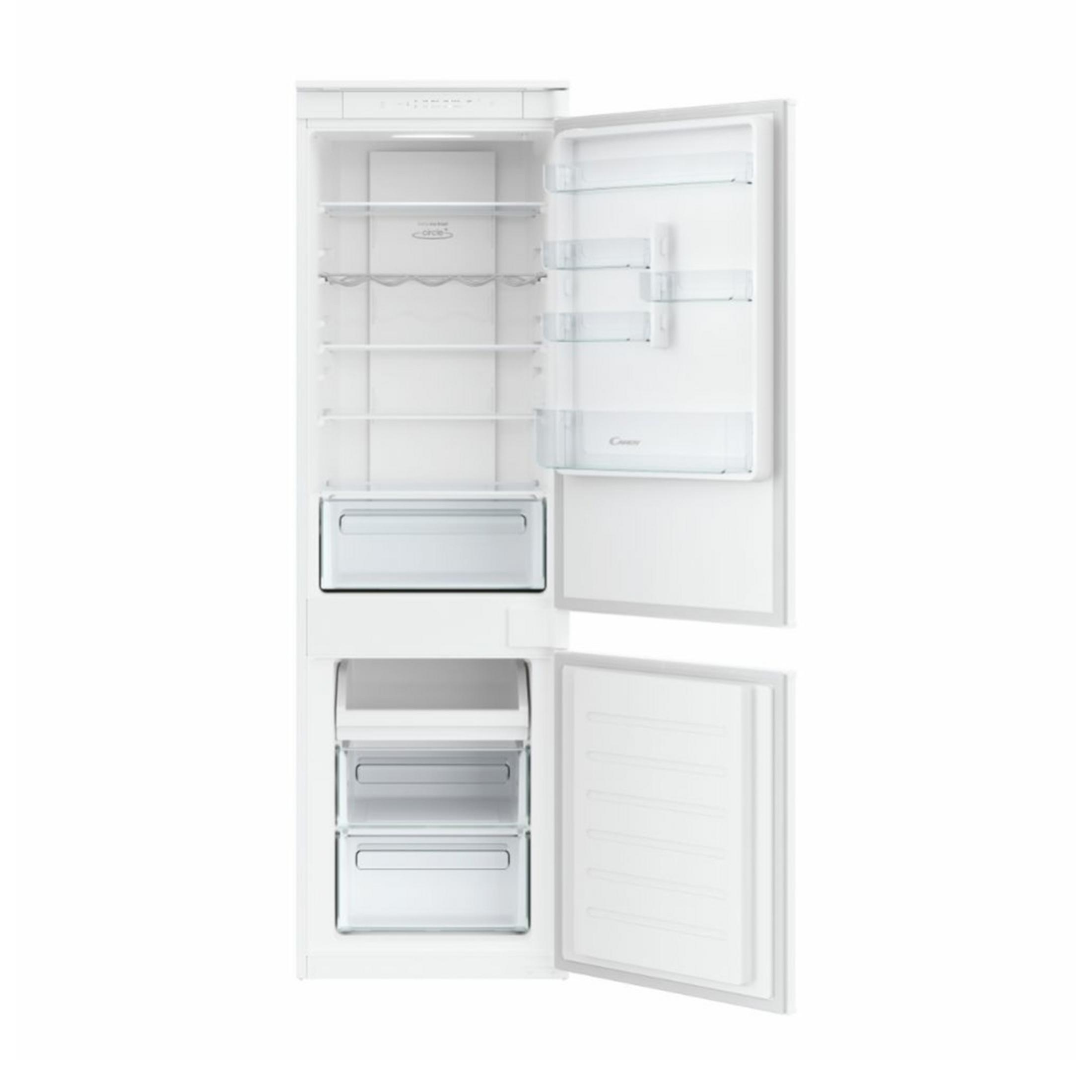 Un frigorifero bianco aperto con ripiani in vetro e cassetti.