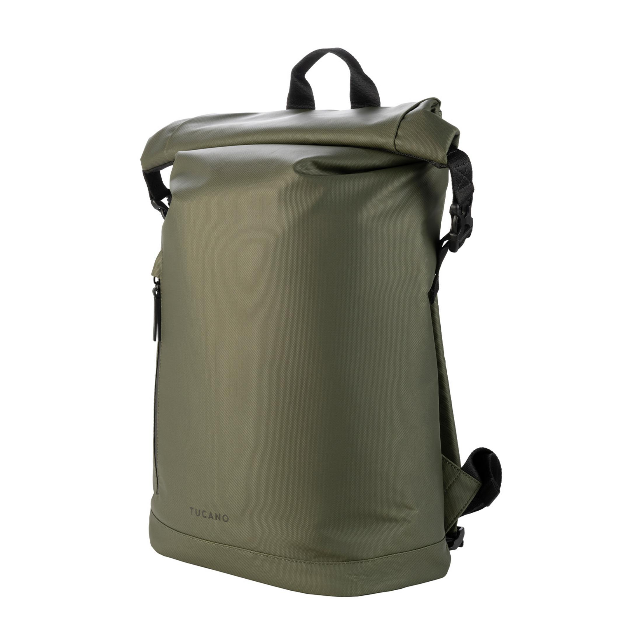 Ein dunkelgrüner Rucksack mit aufgerolltem Oberteil und schwarzem Reißverschluss.